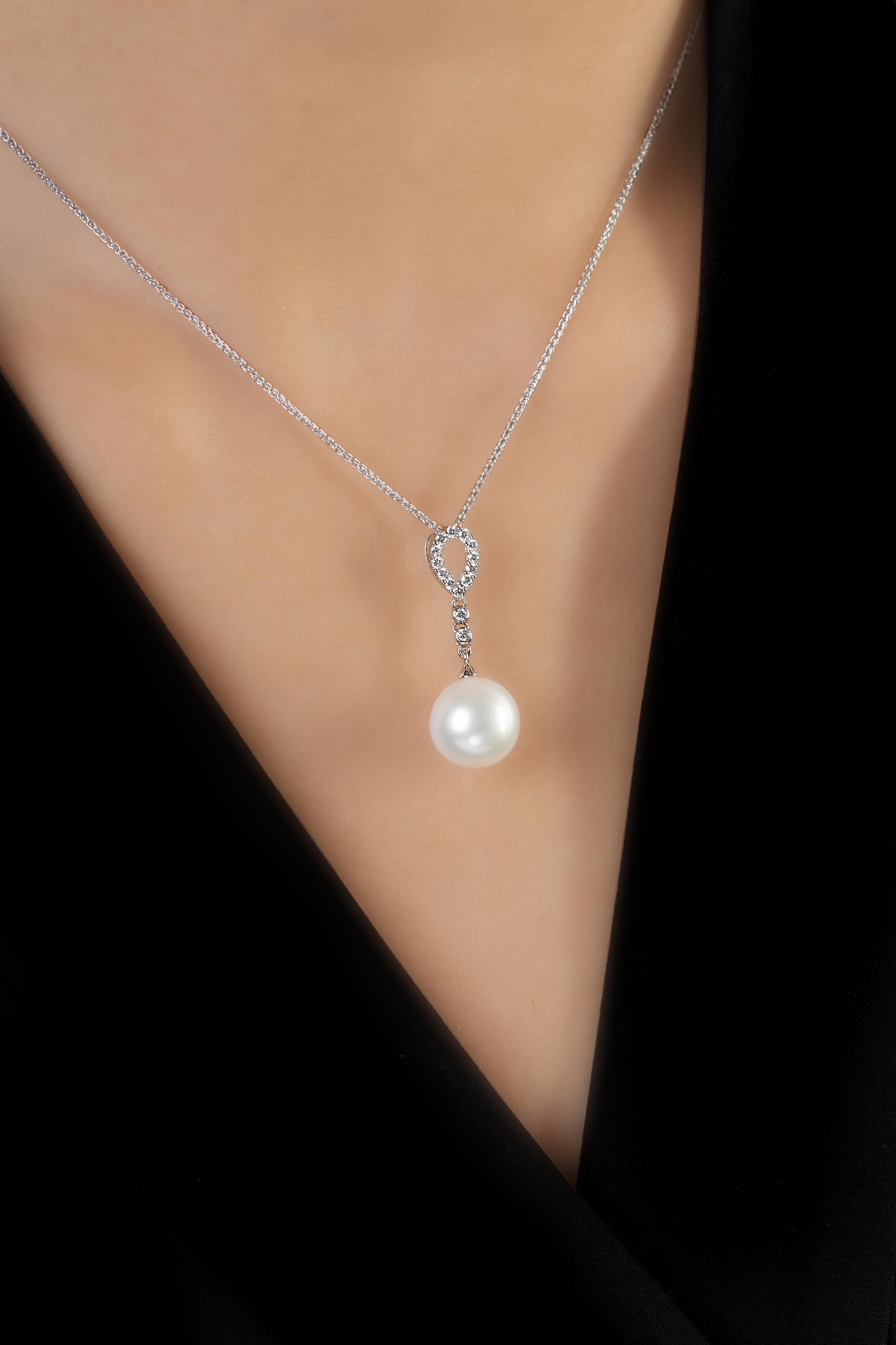 This delicate pendant by Yoko London feature a spectacular 10-10.5mm Freshwater pearl beneath a scintillating arrangement of diamonds. Pair this pendant with both daytime and evening looks to add an unrivalled touch of elegance.  
-10-10.5mm