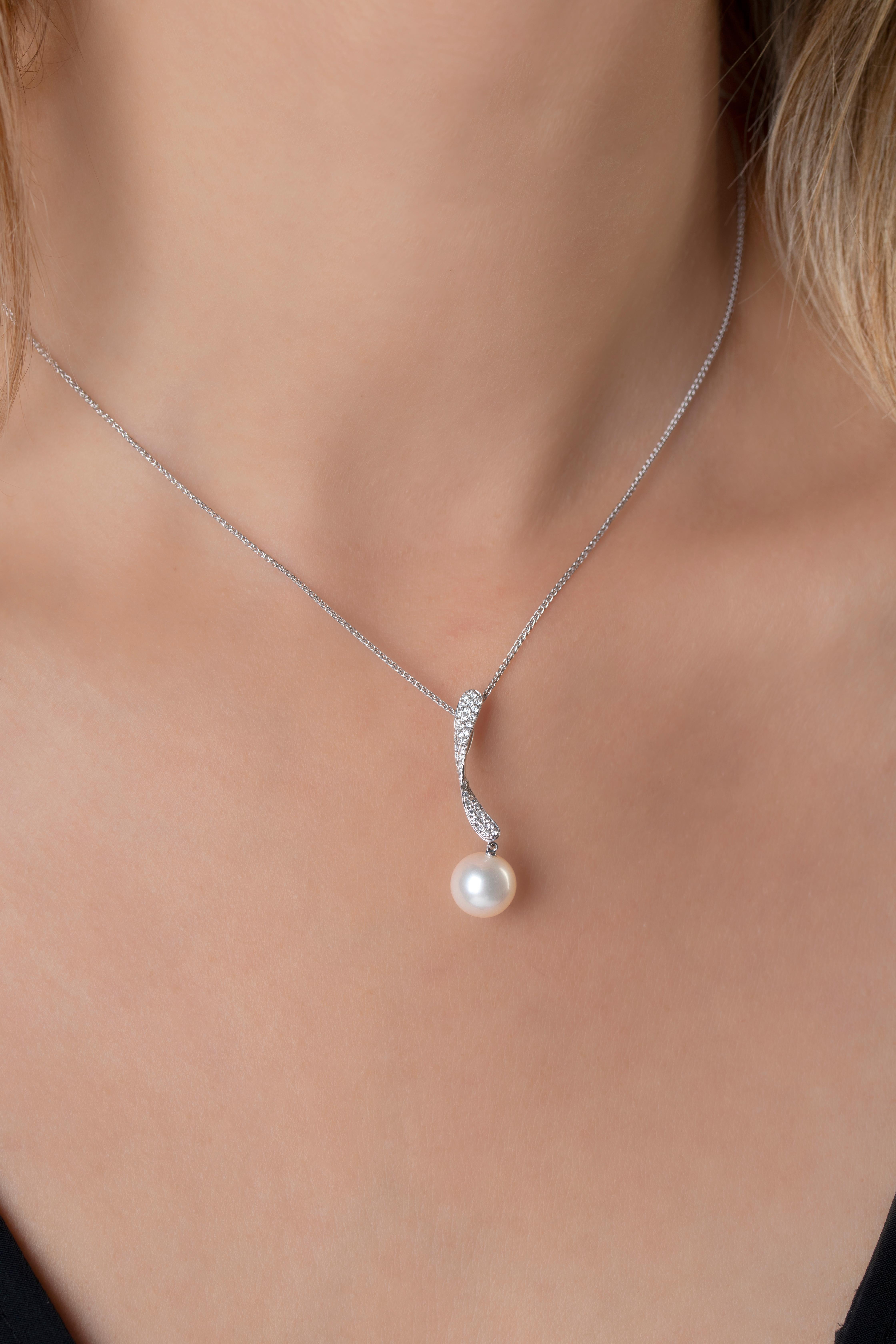 This elegant pendant by Yoko London features a lustrous 9-9.5mm Freshwater pearl beneath an elegant diamond twist. Perfect for both day and evening wear, this intricate pendant will add a touch of sophistication to any outfit. 
- 9-9.5mm Freshwater
