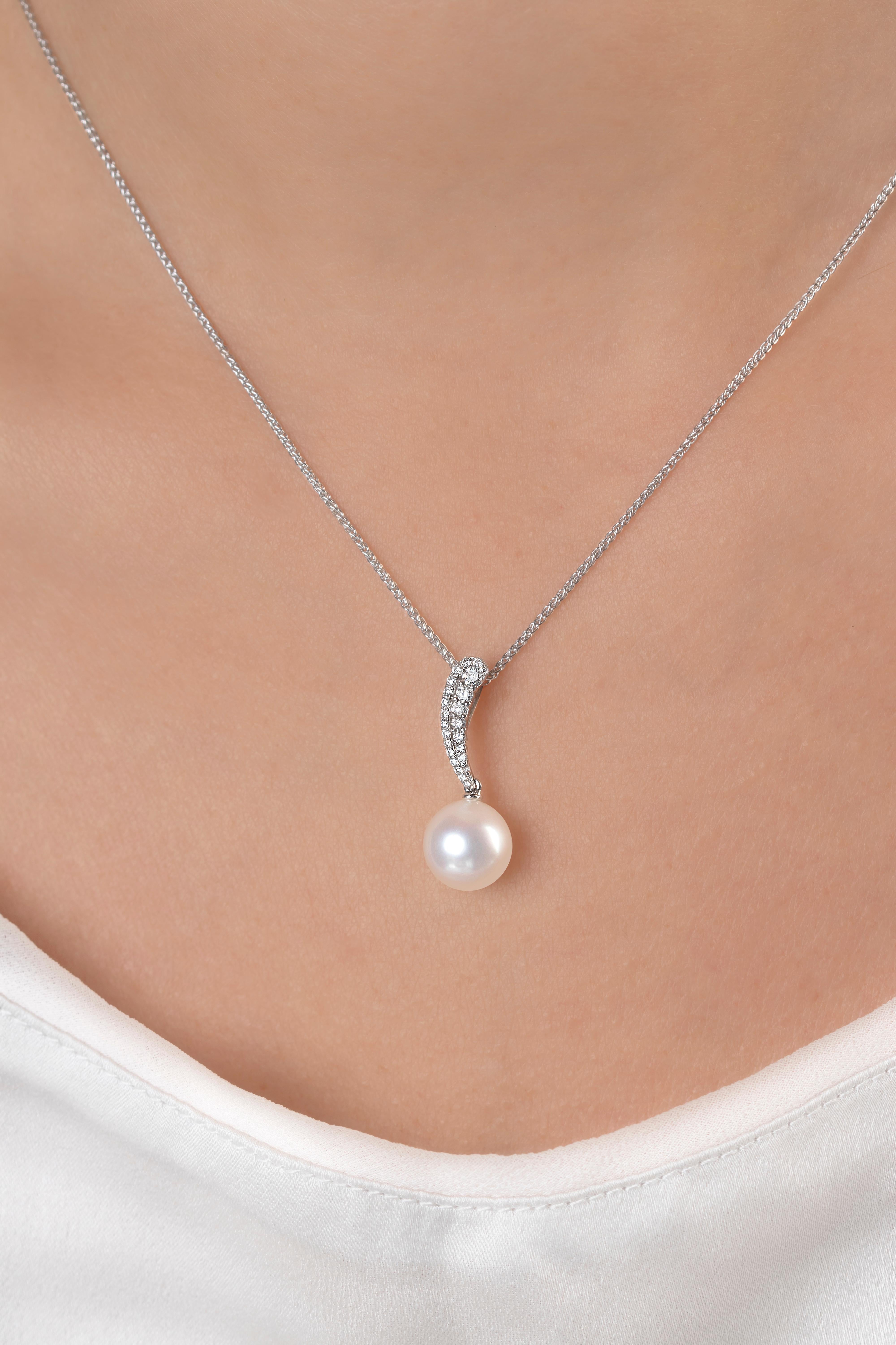 Este elegante colgante de Yoko London presenta una lustrosa perla de agua dulce de 8,5 mm bajo una suave curva de diamantes. Atemporal y elegante, este precioso colgante sería un fantástico complemento para cualquier colección de joyas. 
- Perla de