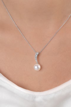 Colgante Yoko London de perla de agua dulce y diamante en oro blanco de 18 quilates