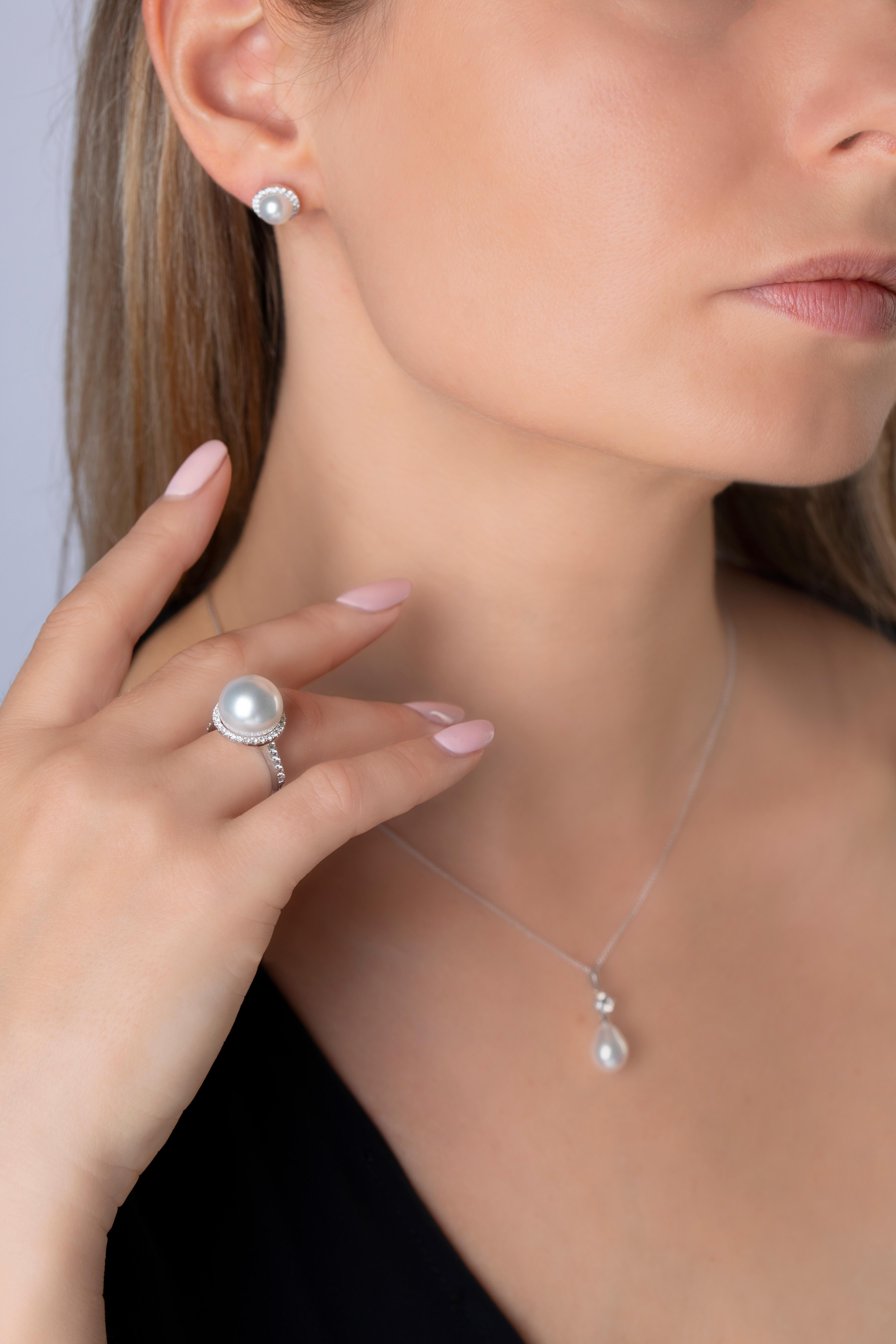 Modern Yoko London Freshwater Pearl and Diamond Pendant in 18 Karat White Gold For Sale