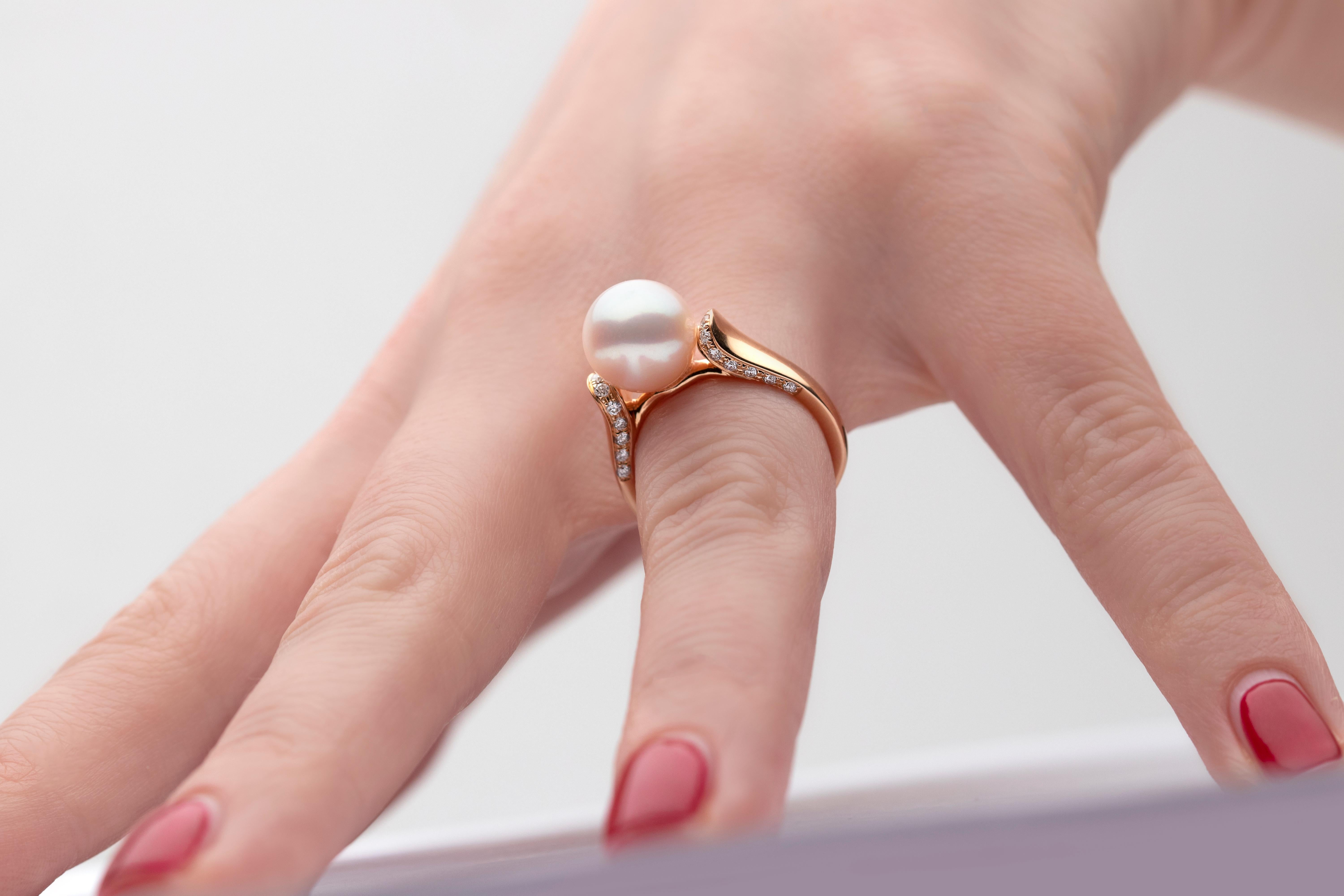This elegant ring by Yoko London features a lustrous Freshwater pearl appearing to float amongst diamonds. The 18 Karat Rose gold setting serves to accentuate the exceptional lustre of the pearl and scintillation of the diamonds. The perfect