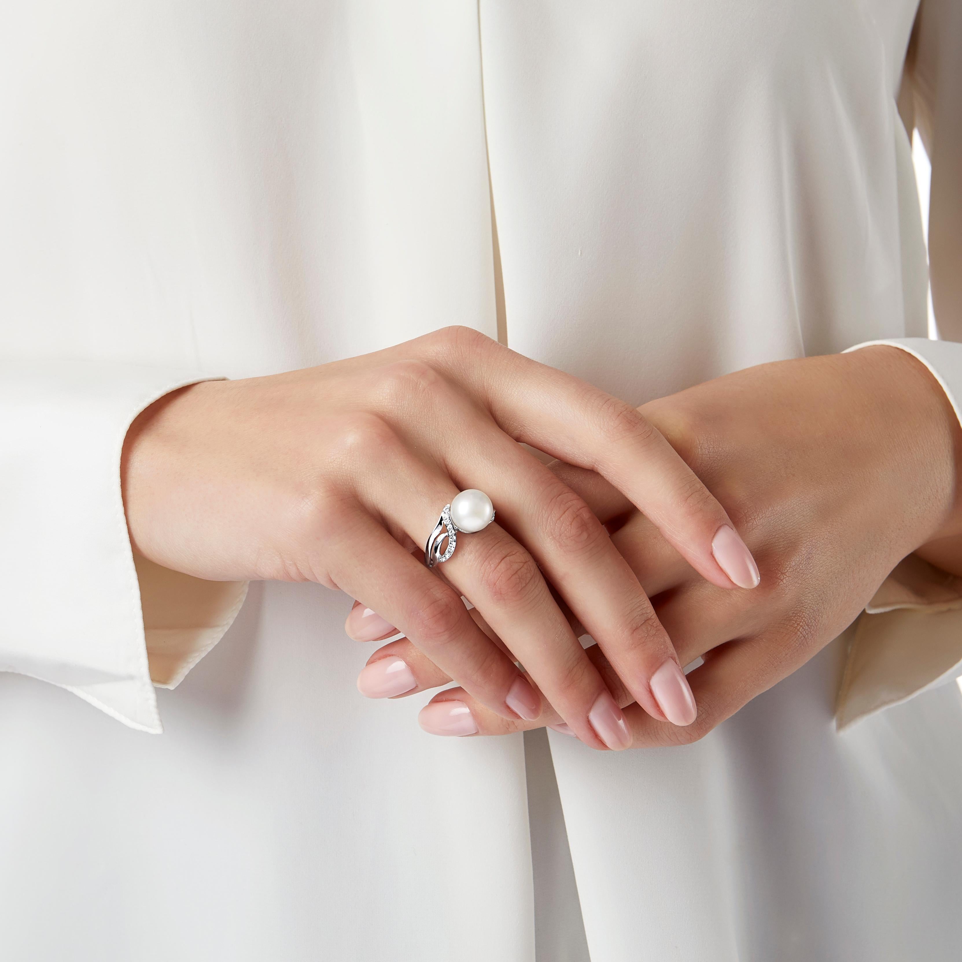 Each piece in our Classic collection is designed to be cherished for generations to come. This elegant ring features a lustrous 10-10.5mm cultured Freshwater pearl, accented by scintillating diamond details. Set in 18K white gold to accentuate the