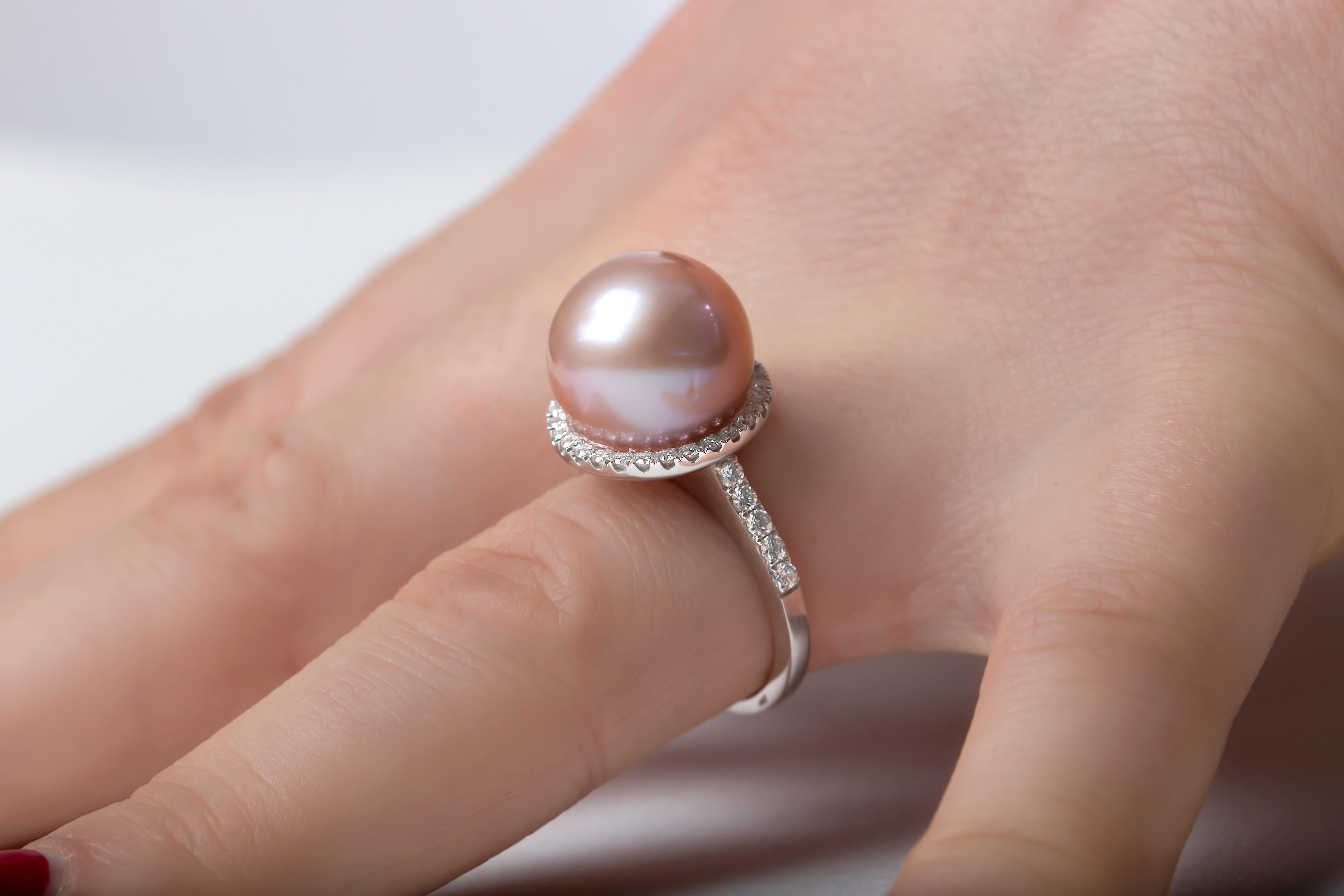 This elegant ring by Yoko London features a lustrous pink Freshwater pearl its centre, with a delicate diamond halo surrounding it. Set in 18 Karat White Gold to enrich the spectacular hues of the pearl and the sparkle of the diamonds, this ring