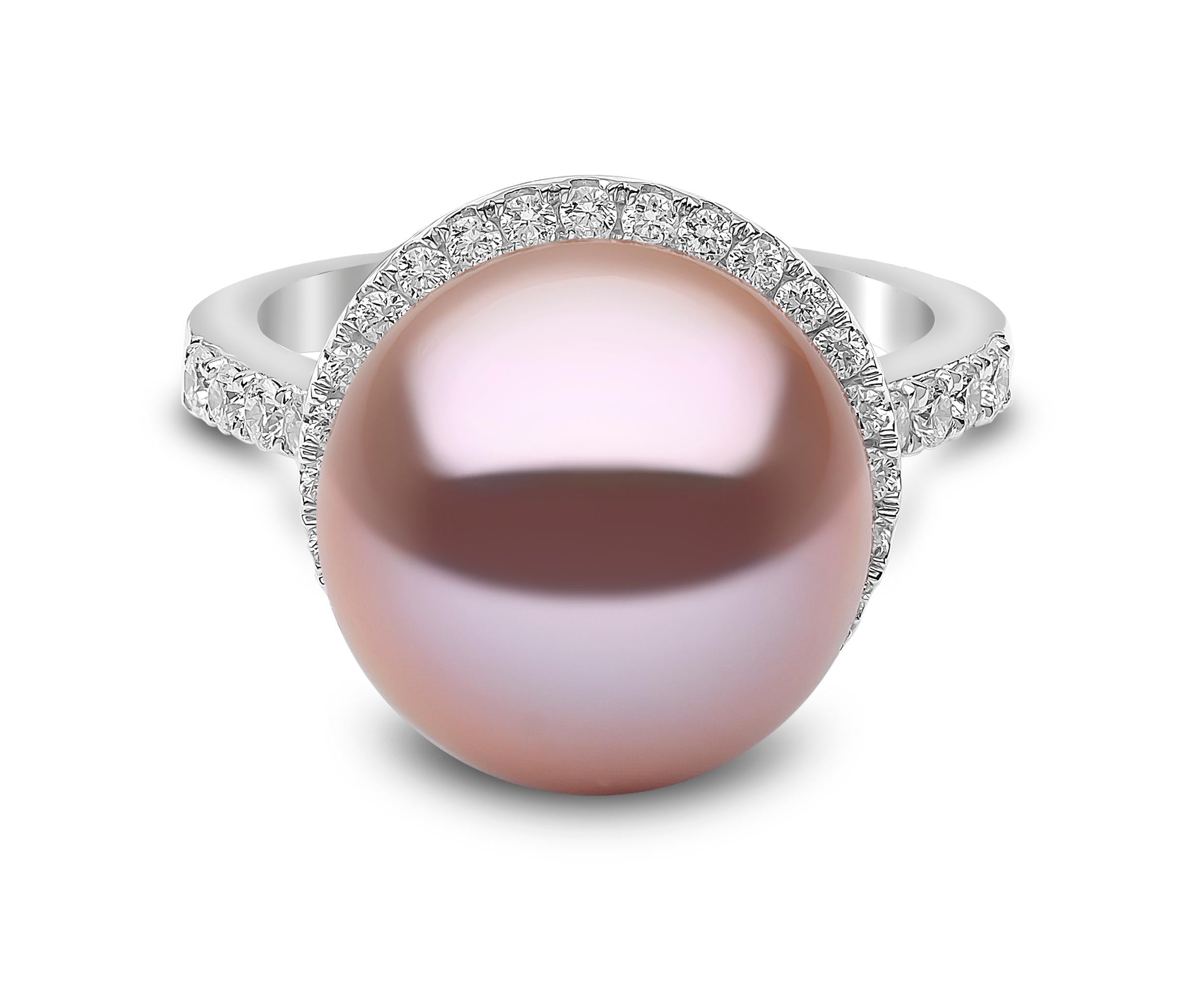 Dieser elegante Ring von Yoko London zeigt in der Mitte eine glänzende rosa Süßwasserperle, die von einem zarten Diamantring umgeben ist. Dieser Ring ist in 18 Karat Weißgold gefasst, um die spektakulären Farbtöne der Perle und das Funkeln der