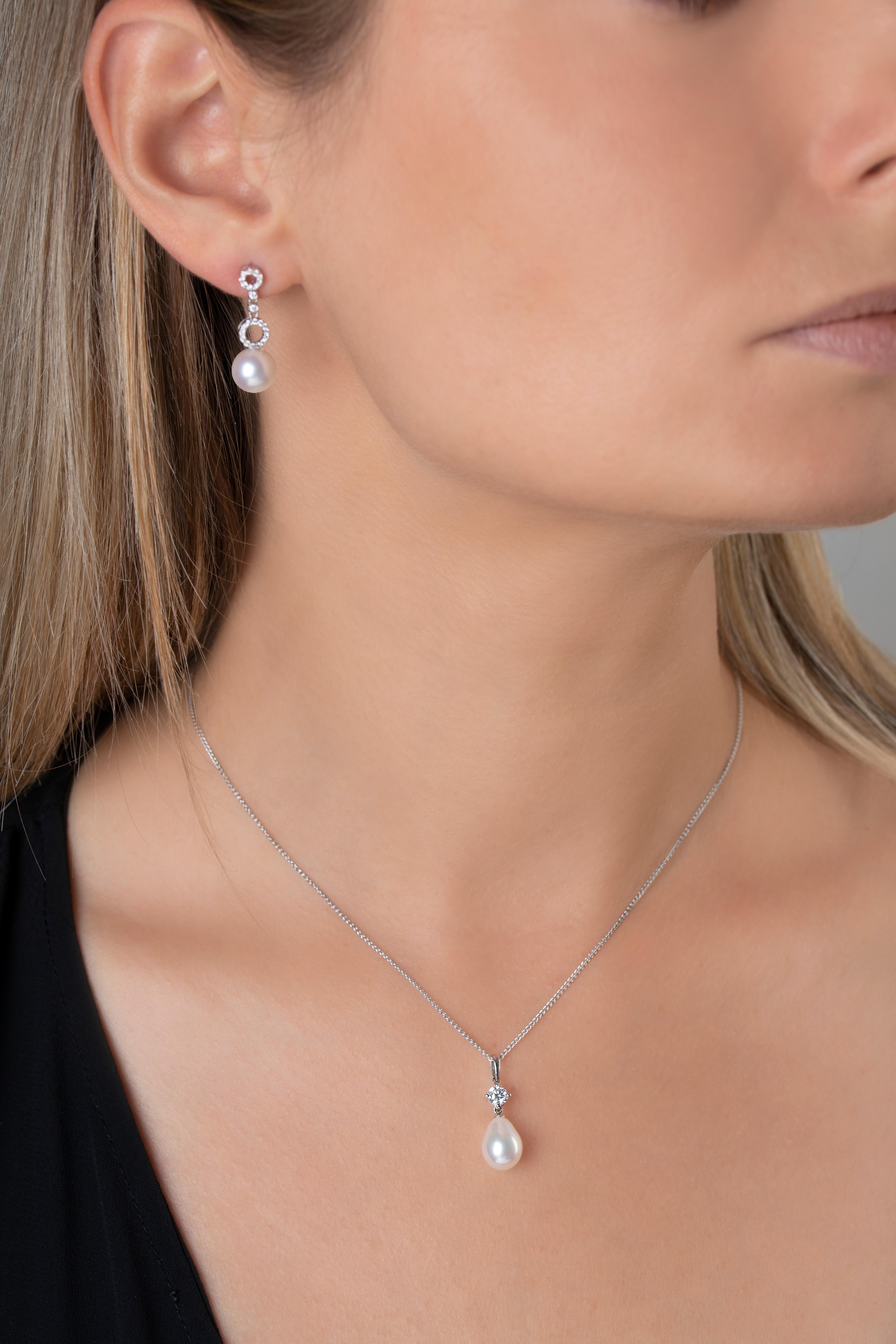 This elegant Yoko London pendant features a sparkling diamond atop a lustrous drop shaped cultured freshwater pearl. Elegant and simplistic, this piece is easily styled with casual and formal outfits.
-11-12mm Drop Shaped Cultured Freshwater
