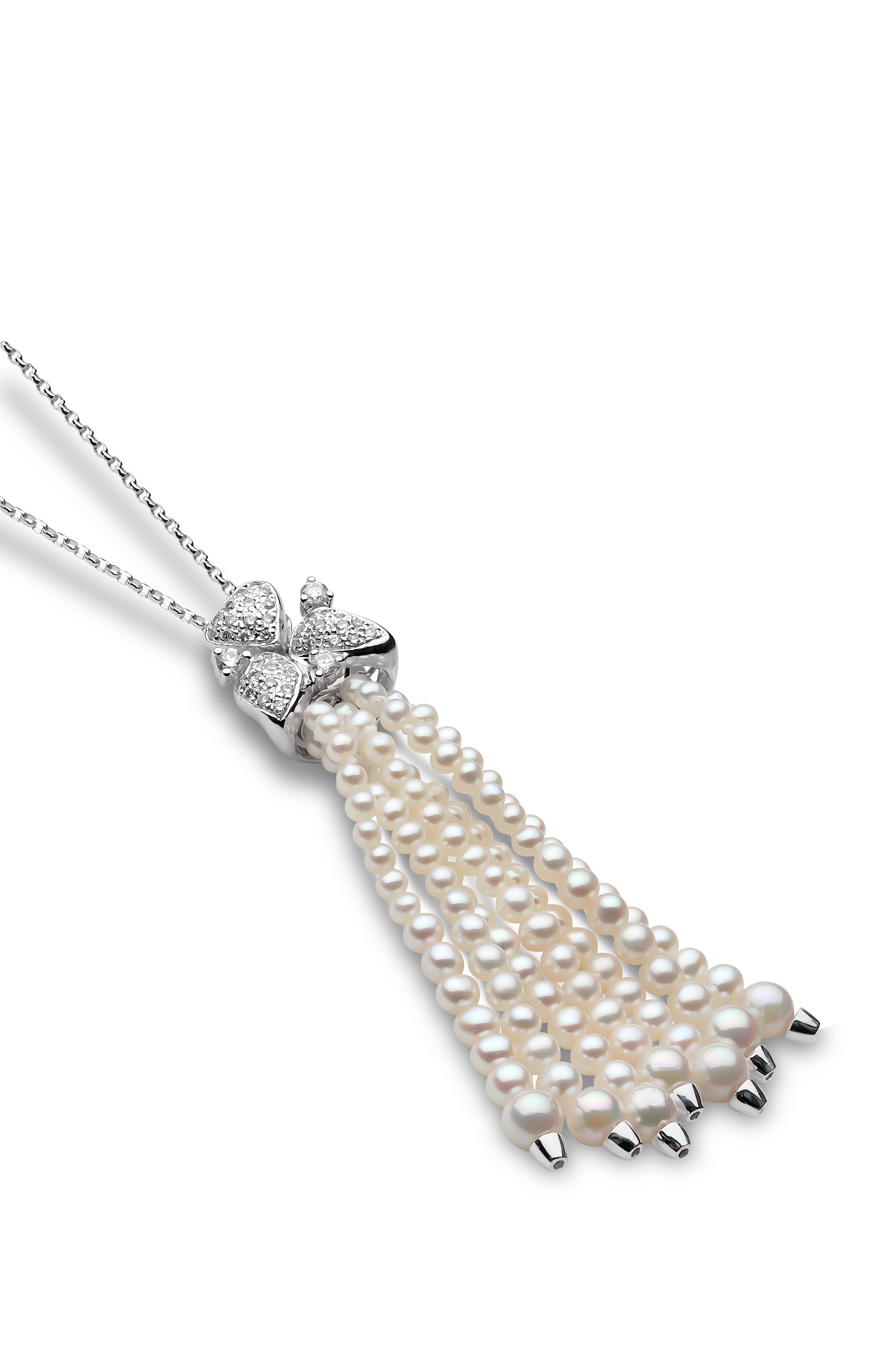 Moderne Yoko London Pendentif à pompon en or blanc 18 carats avec perles d'eau douce et diamants en vente