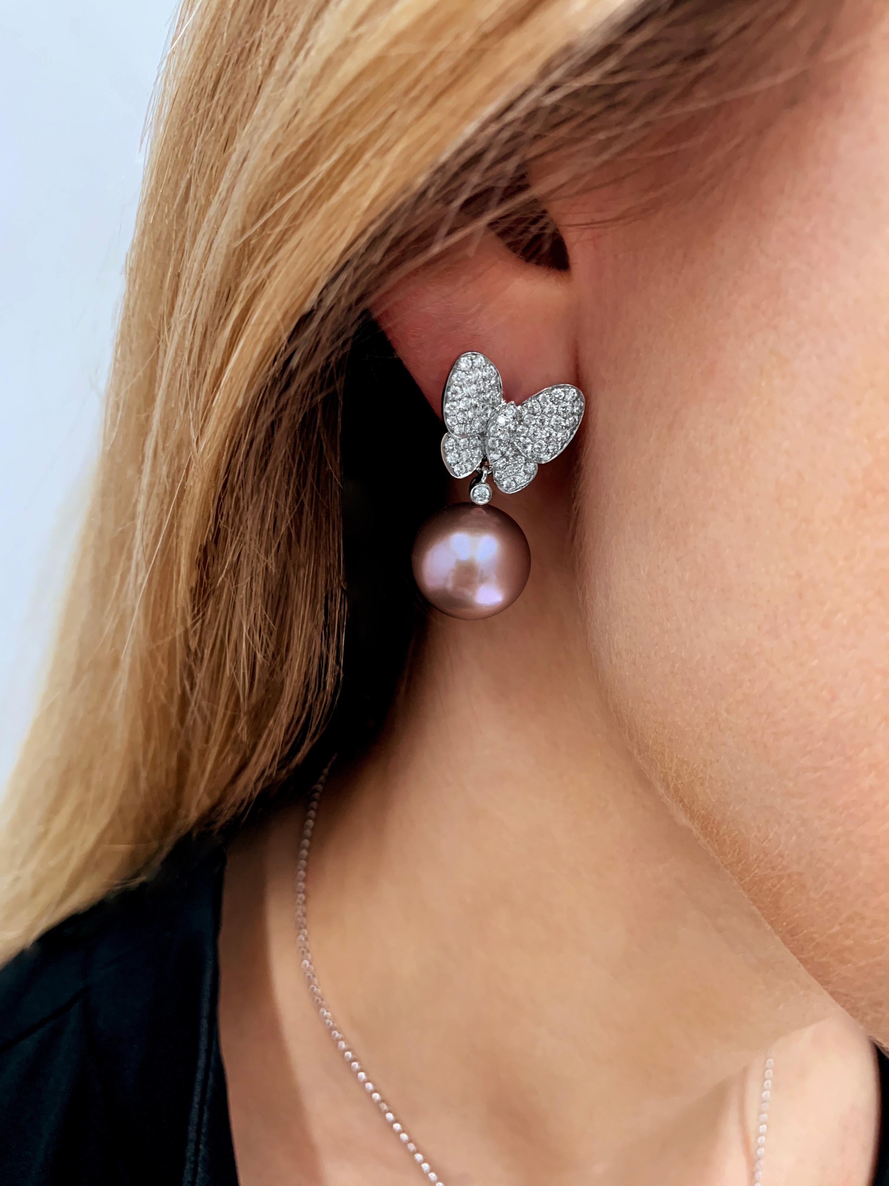 Modern Yoko London Freshwater Pearl and Diamond Pendant & Earring Set in 18 Karat Gold