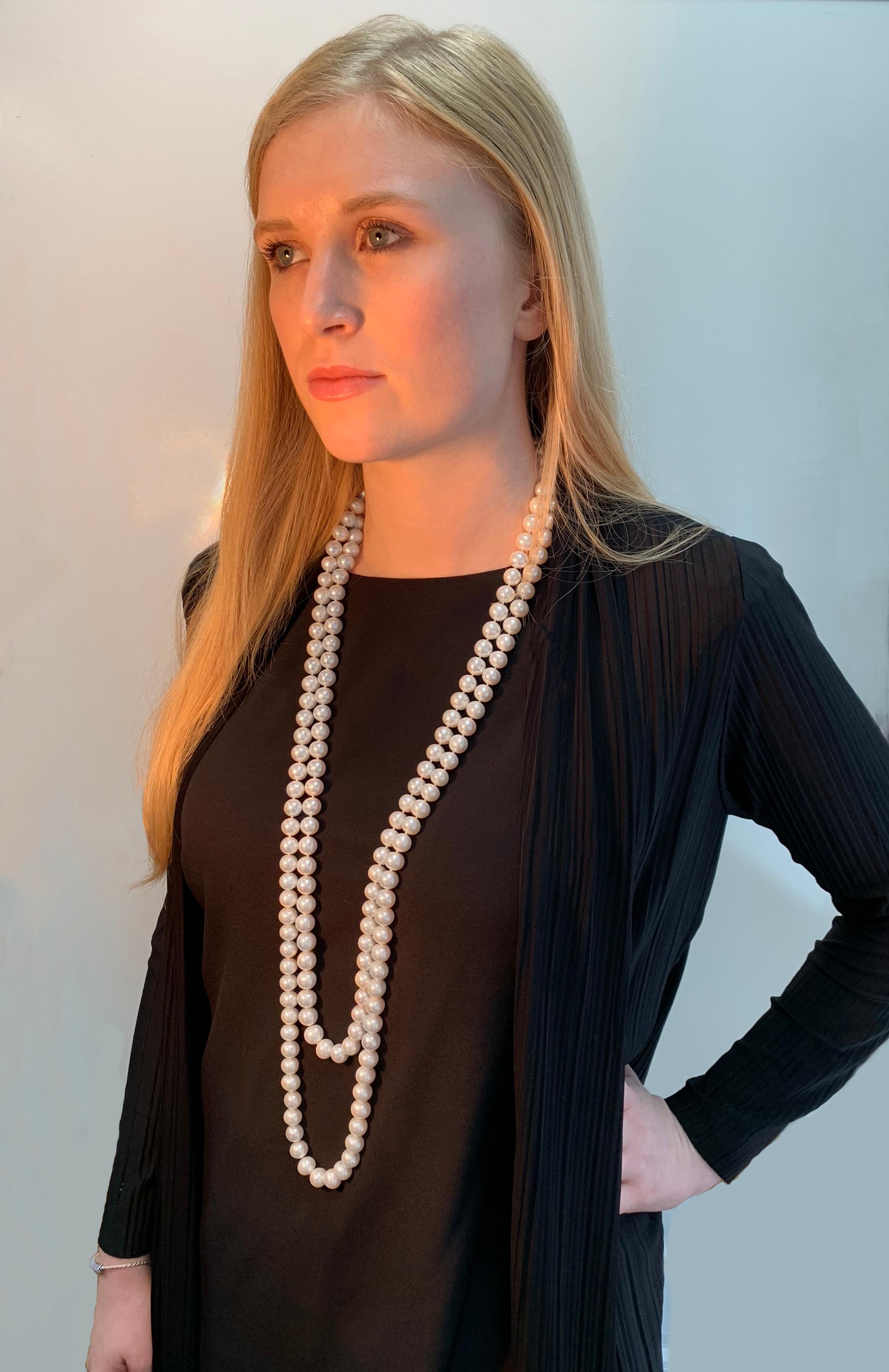 Diese elegante Halskette von Yoko London besteht aus zwei Metern glänzender Süßwasserperlen, die von Experten in unserem Londoner Atelier nach Größe, Glanz und Form ausgewählt wurden, um ein nahtloses und elegantes Aussehen zu gewährleisten. Das