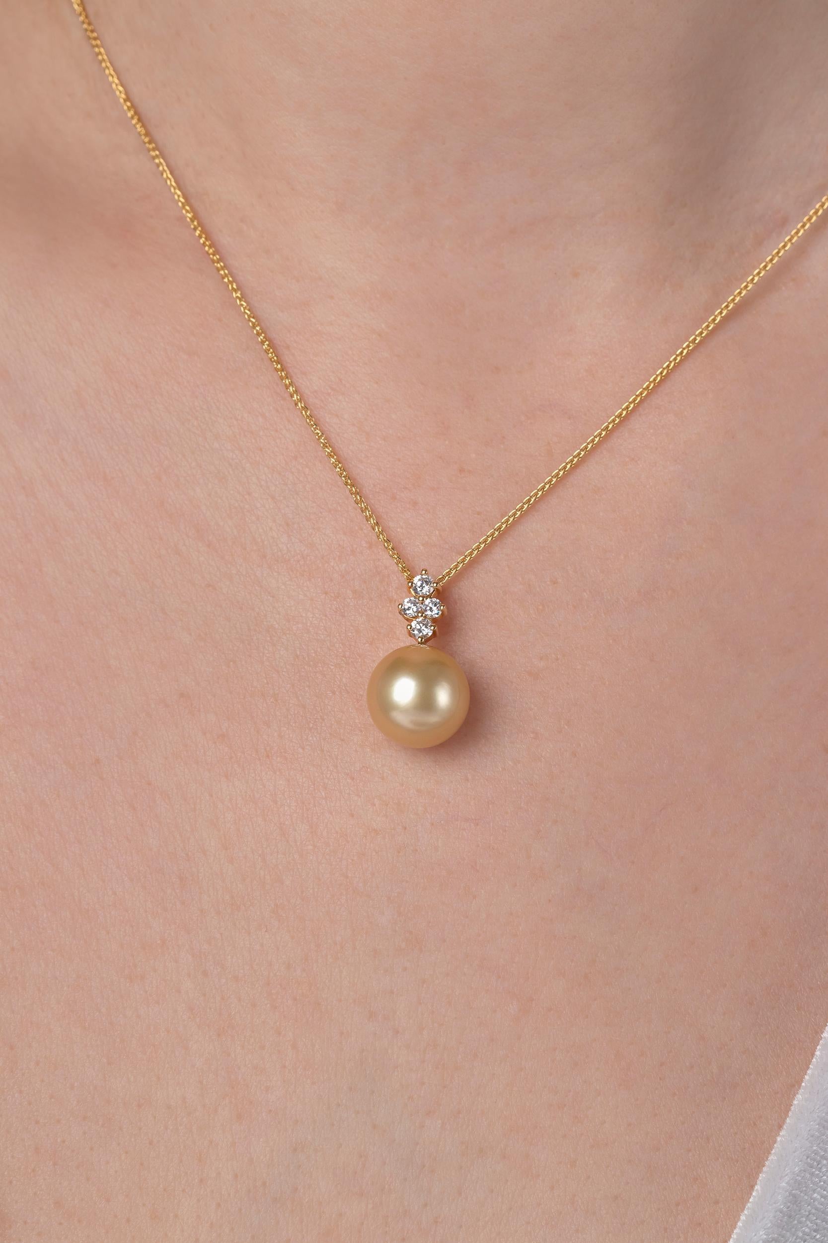 An elegant pendant by Yoko London that features a lustrous golden South Sea pearl descending from an arrangement of sparkling white diamonds. This pendant will help you stand apart from the crowd, especially when styled with the matching earrings