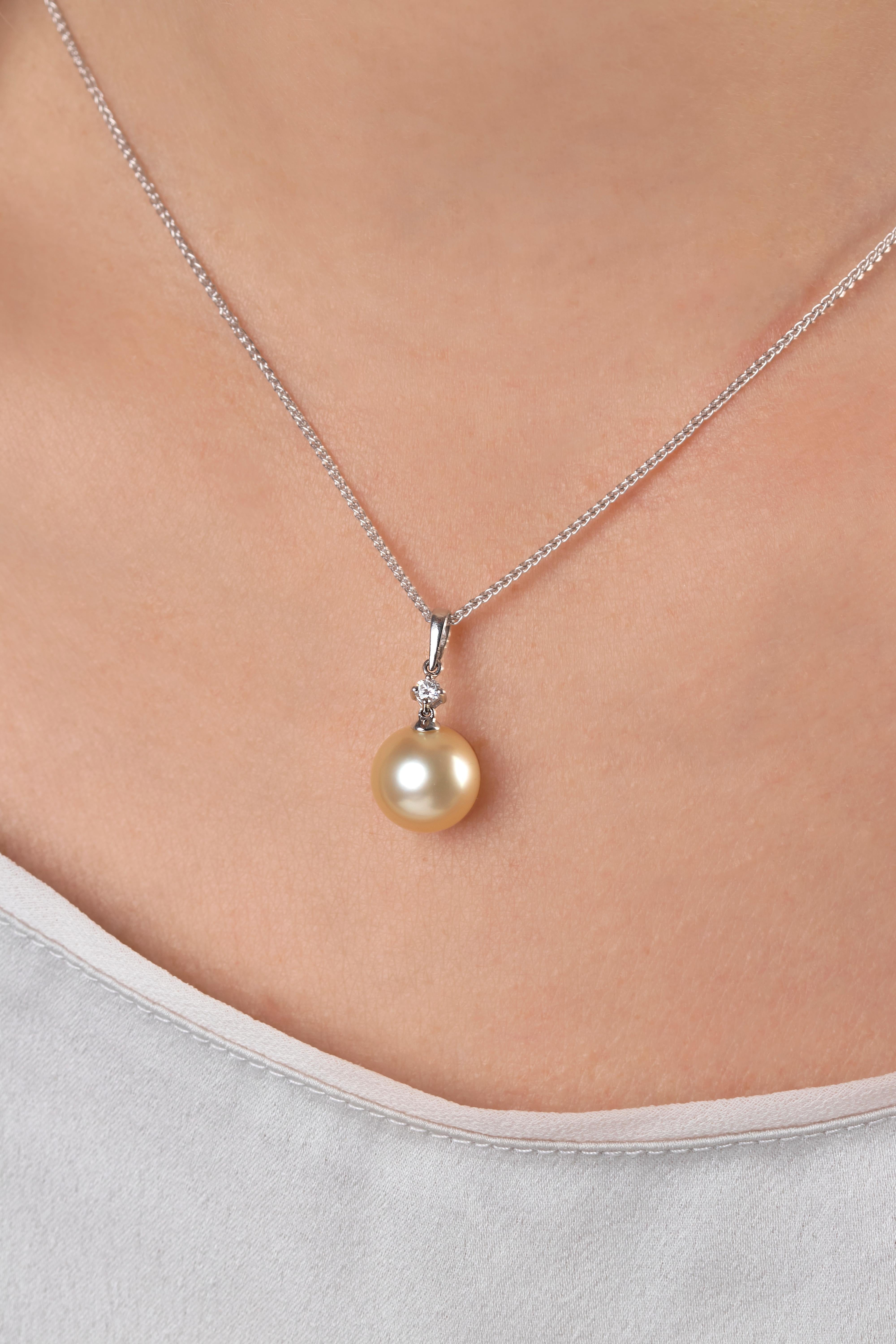 This elegant pendant by Yoko London is simple yet effective, featuring a lustrous Golden South Sea pearl suspended beneath a solitaire diamond. To be worn in both casual and formal contexts, this pendant is easily styled with other Golden South Sea