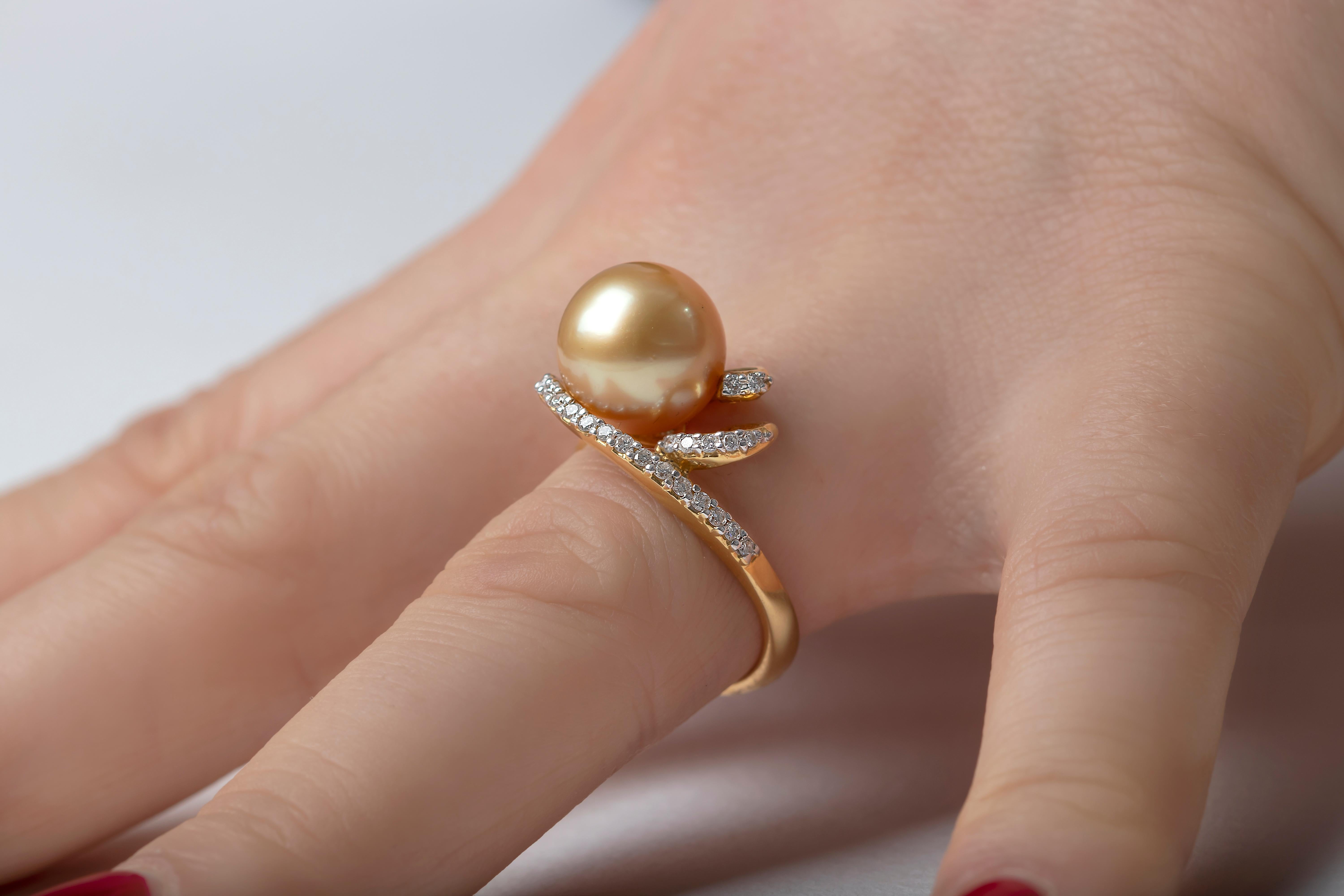 This scintillating ring by Yoko London showcases a rich Golden South Sea pearl and diamonds. The sumptuous tones of the rare Golden South Sea pearl add an unrivalled touch of elegance to this contemporary design, making it a true piece to be