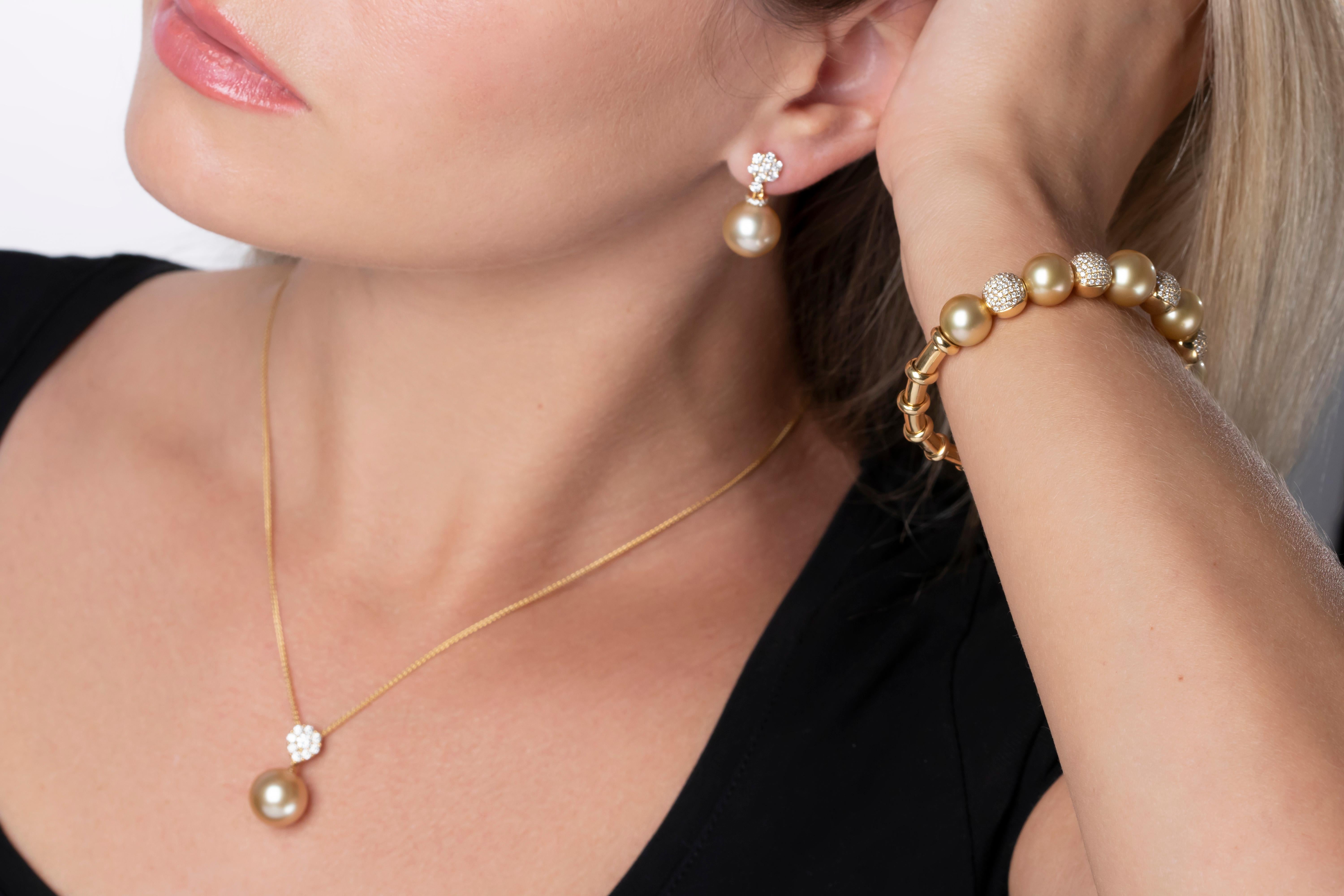 Moderne Yoko London Bracelet jonc en or jaune 18 carats, perles des mers du Sud dorées et diamants en vente