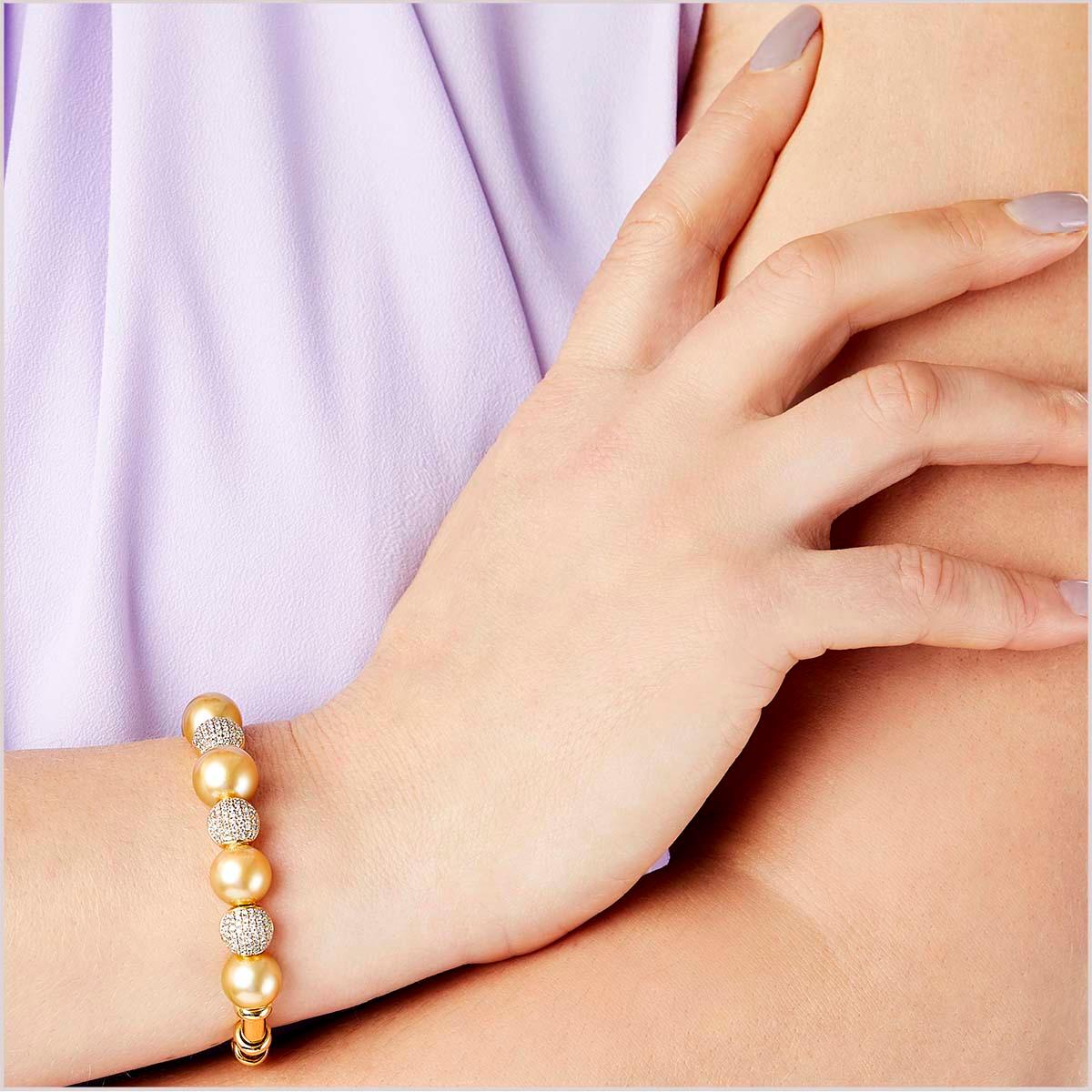 Yoko London Bracelet jonc en or jaune 18 carats, perles des mers du Sud dorées et diamants Pour femmes en vente