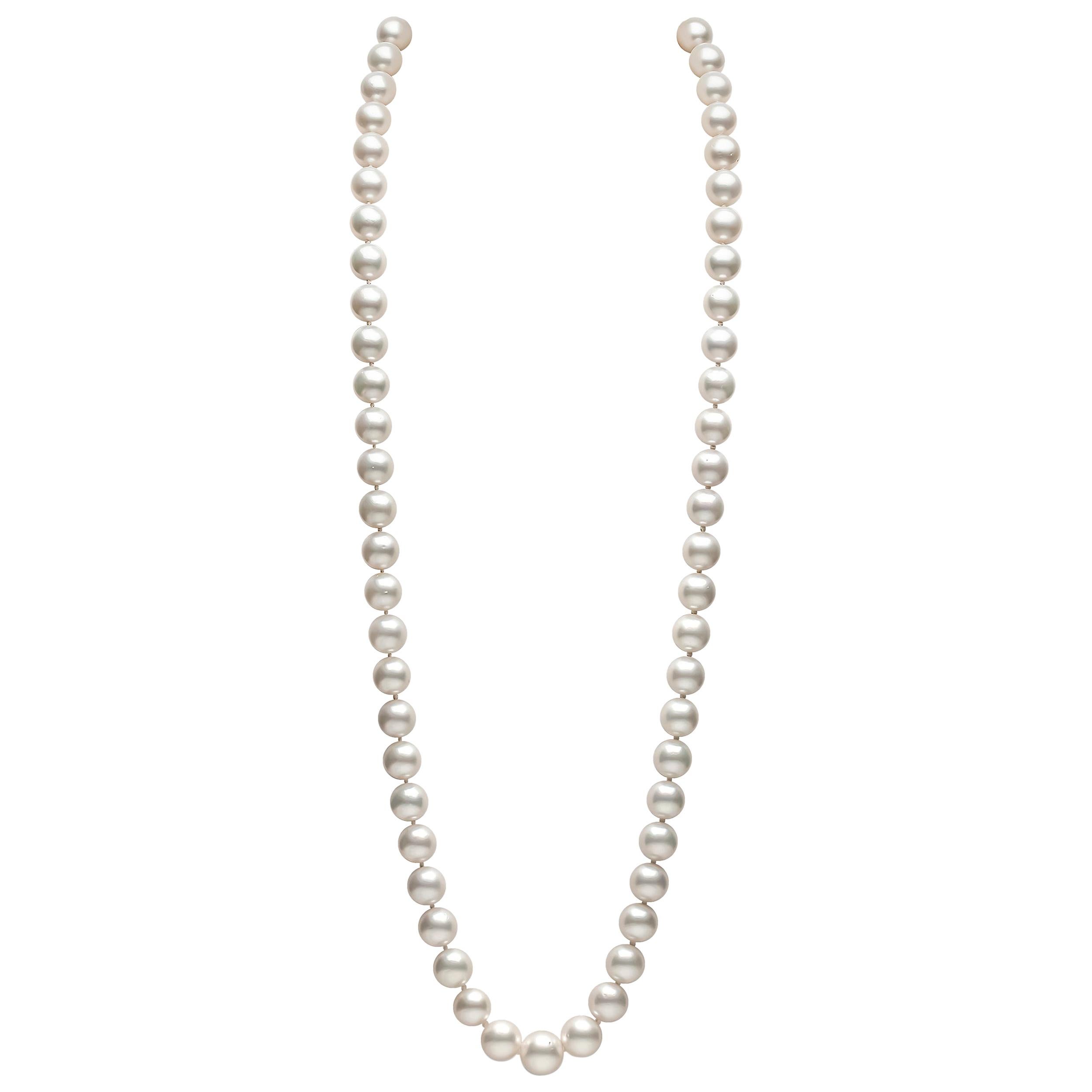 Grand collier long en or blanc 18 carats avec perles des mers du Sud de Yoko London