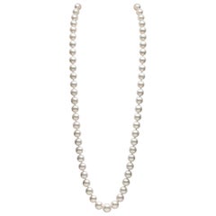 Grand collier long en or blanc 18 carats avec perles des mers du Sud de Yoko London