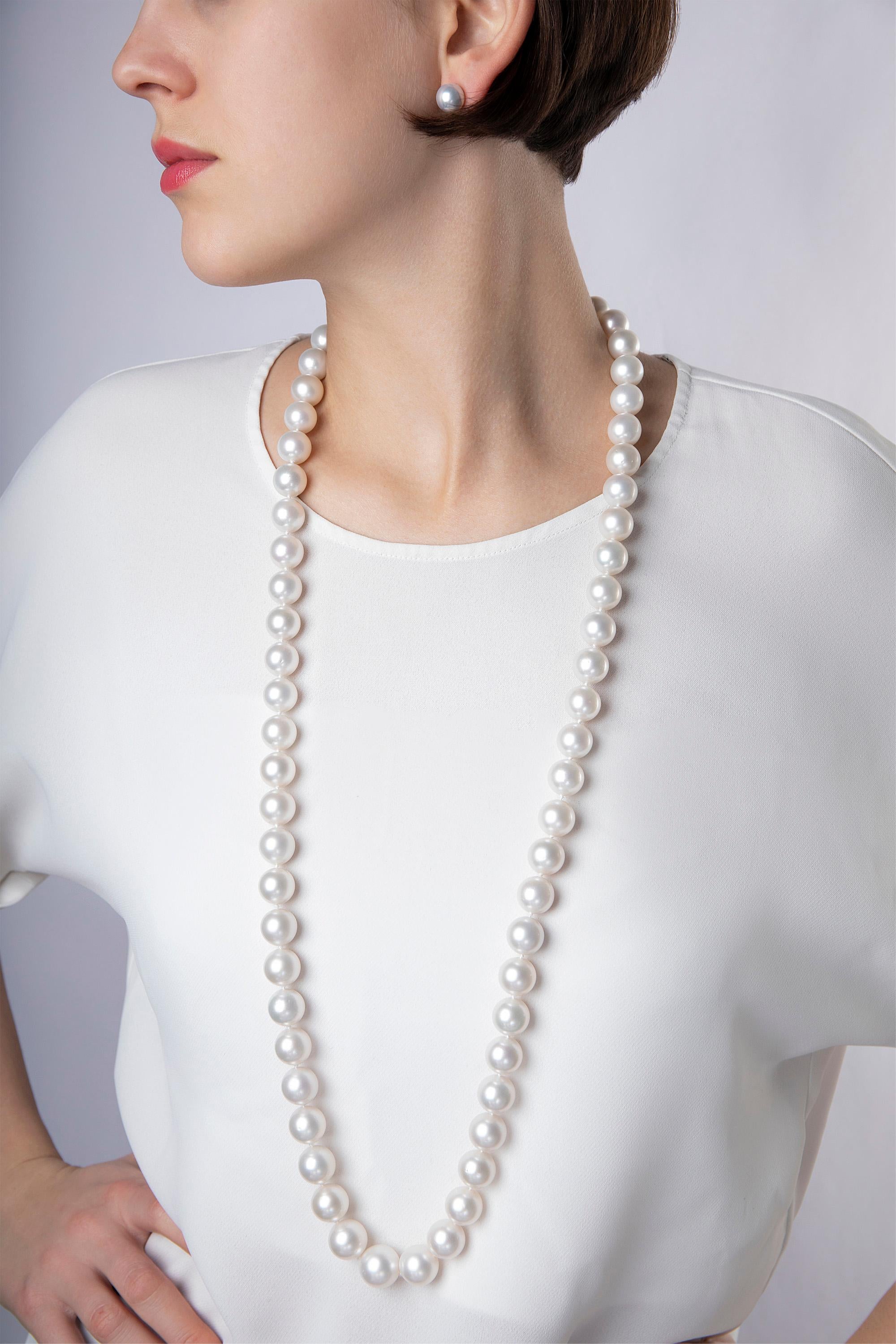Diese lange, klassische Halskette von Yoko London ist ein kühnes Statement für die ultimative Perlenliebhaberin. Sie besteht aus seltenen Südseeperlen von außergewöhnlicher Qualität, die an einem Kugelverschluss aus 18 Karat Weißgold befestigt sind.