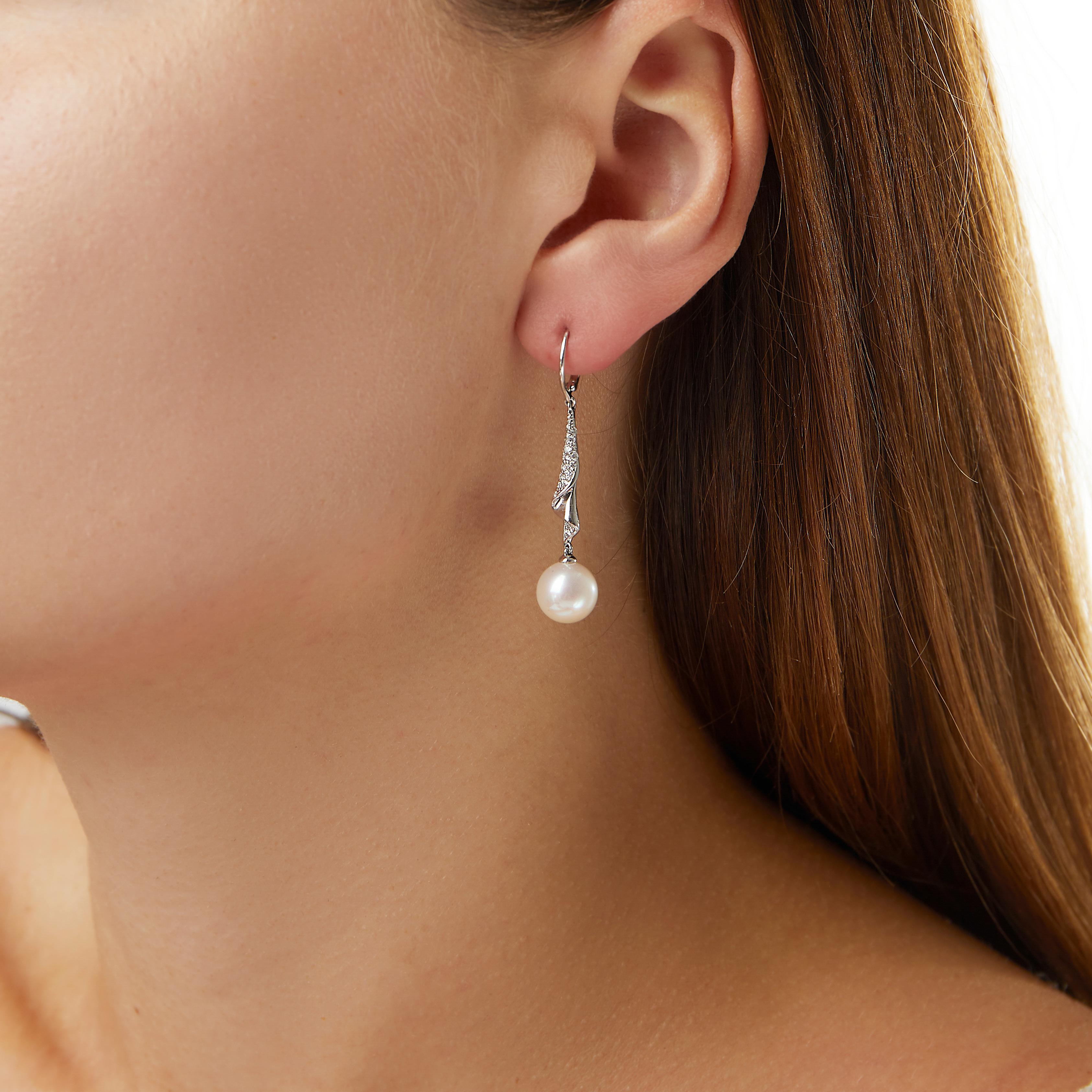 Yoko London: 18 Karat Weißgold Perlen- und Diamant-Tropfen-Ohrringe (Moderne) im Angebot