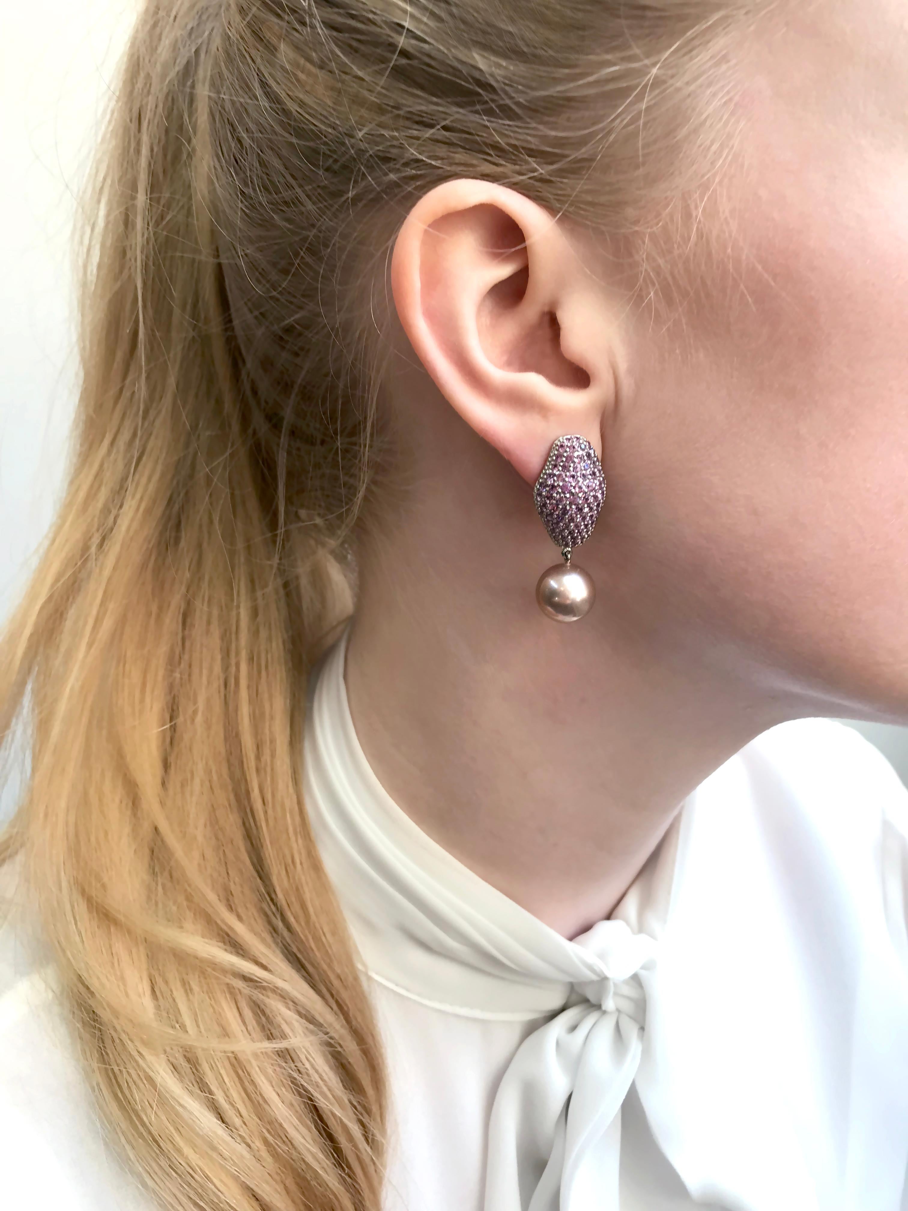 These Yoko London drop earrings feature rich colours of purple sapphires and Pink Freshwater pearl forming a unique and elegant combination. These colours are enriched perfectly by the 18 Karat white gold setting; allowing the pink hues to speak for