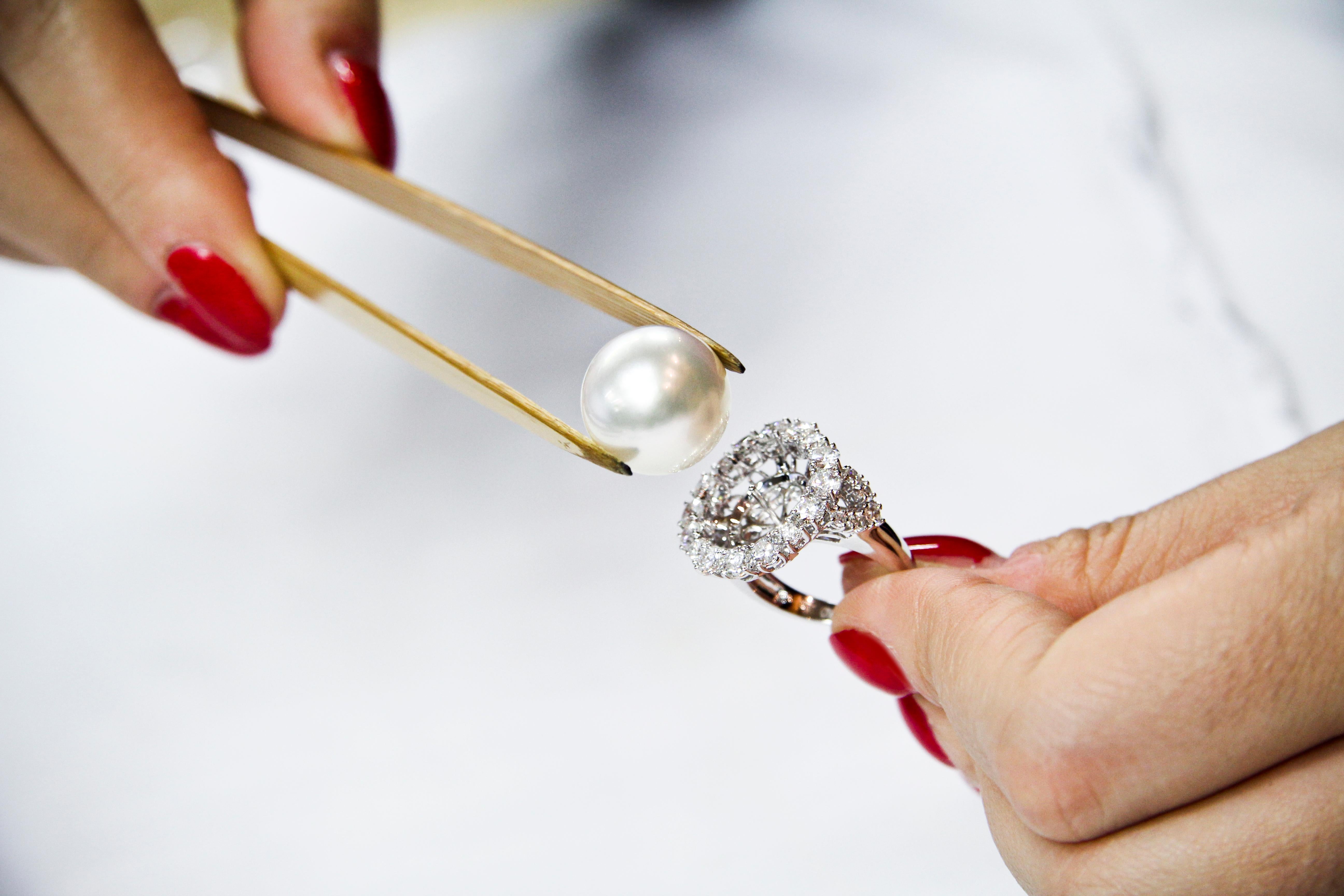 Bague Yoko London en or blanc 18 carats avec perles des mers du Sud et diamants en vente 1