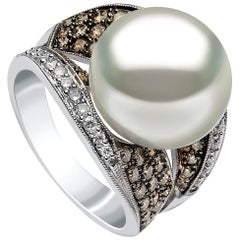 Bague Yoko London en or blanc 18 carats avec perles des mers du Sud et diamants