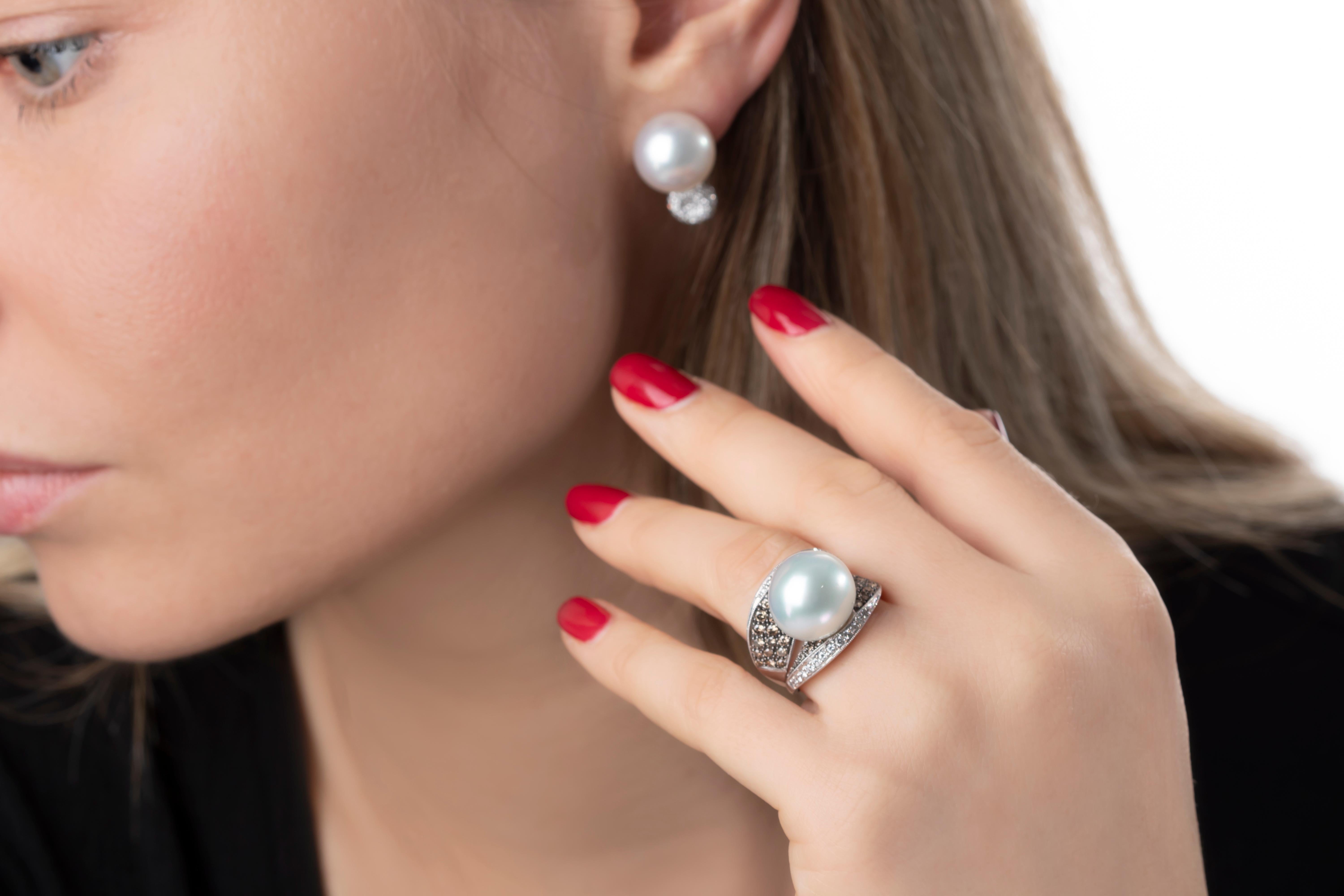 Contemporain Bague Yoko London en or blanc 18 carats avec perles des mers du Sud et diamants en vente