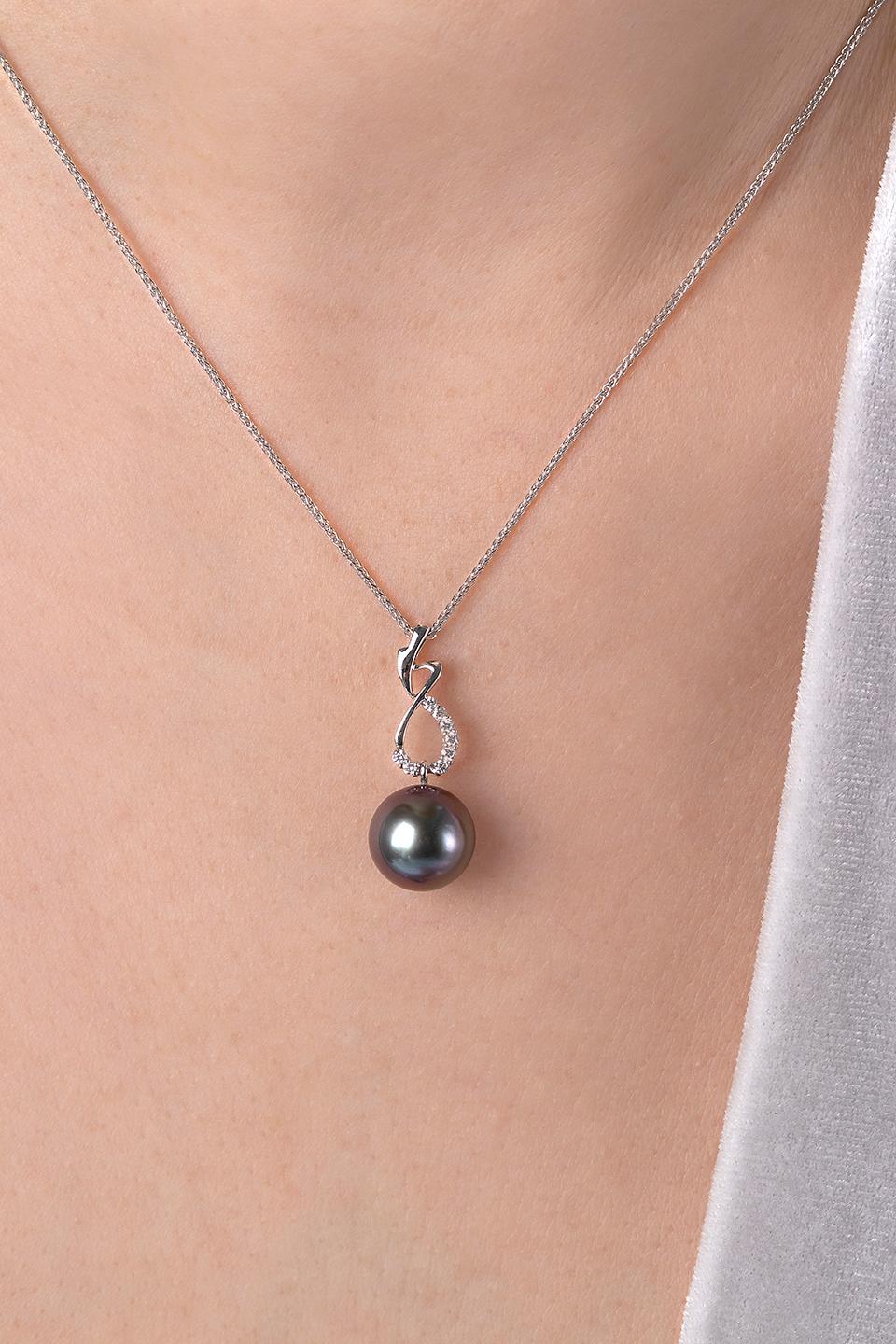 This unique pendant by Yoko London features a striking, natural colour 11-12mm Tahitian pearl beneath a contemporary, diamond-traced twist. The perfect piece to take you from day to night, this pendant will elevate any outfit - especially when