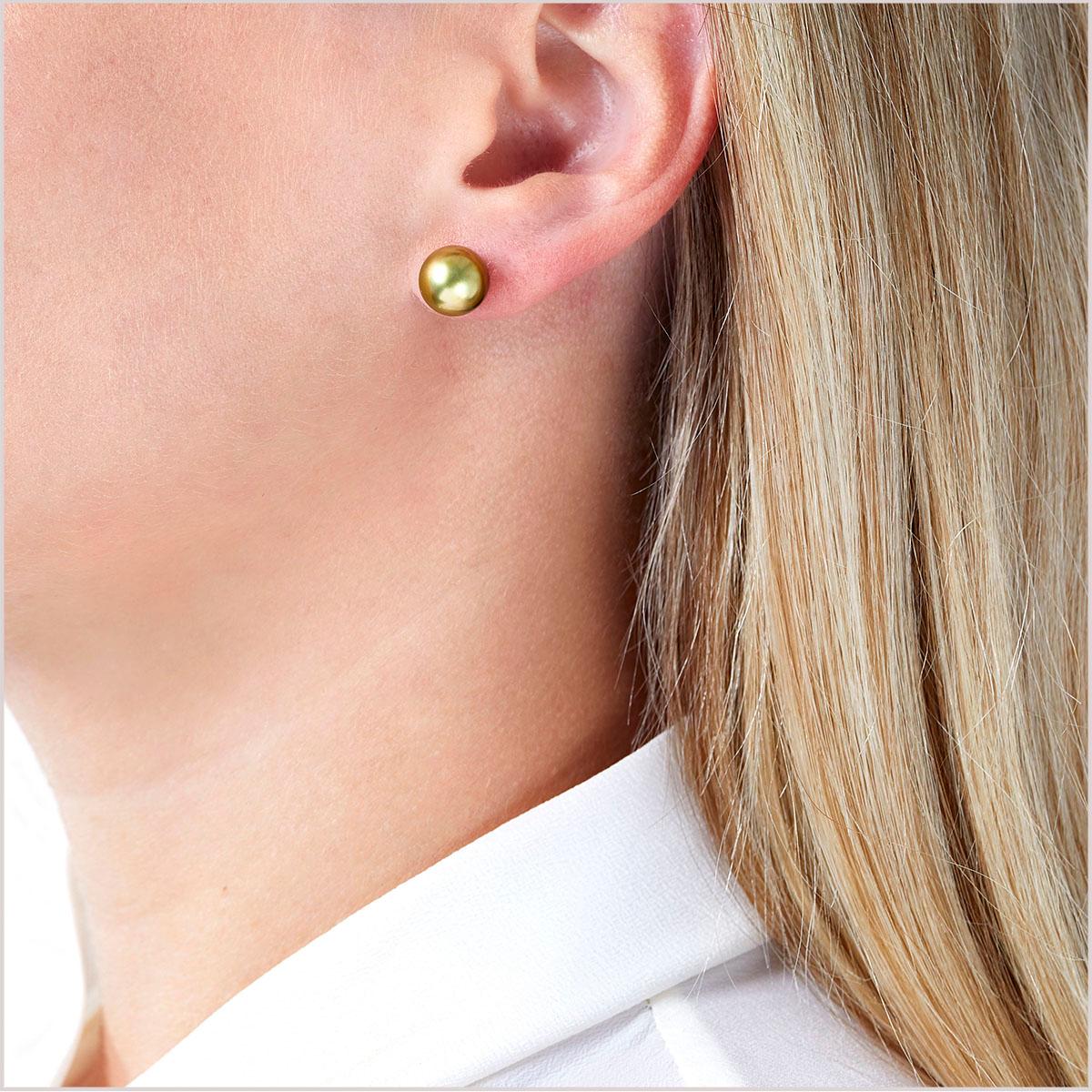 These unique pistachio-coloured Tahitian pearl stud from Yoko London offer an exceptional twist on a classic style. The simple 18 Karat White Gold setting allows the extraordinary colour of the pearl to speak for itself. To achieve the spectacular