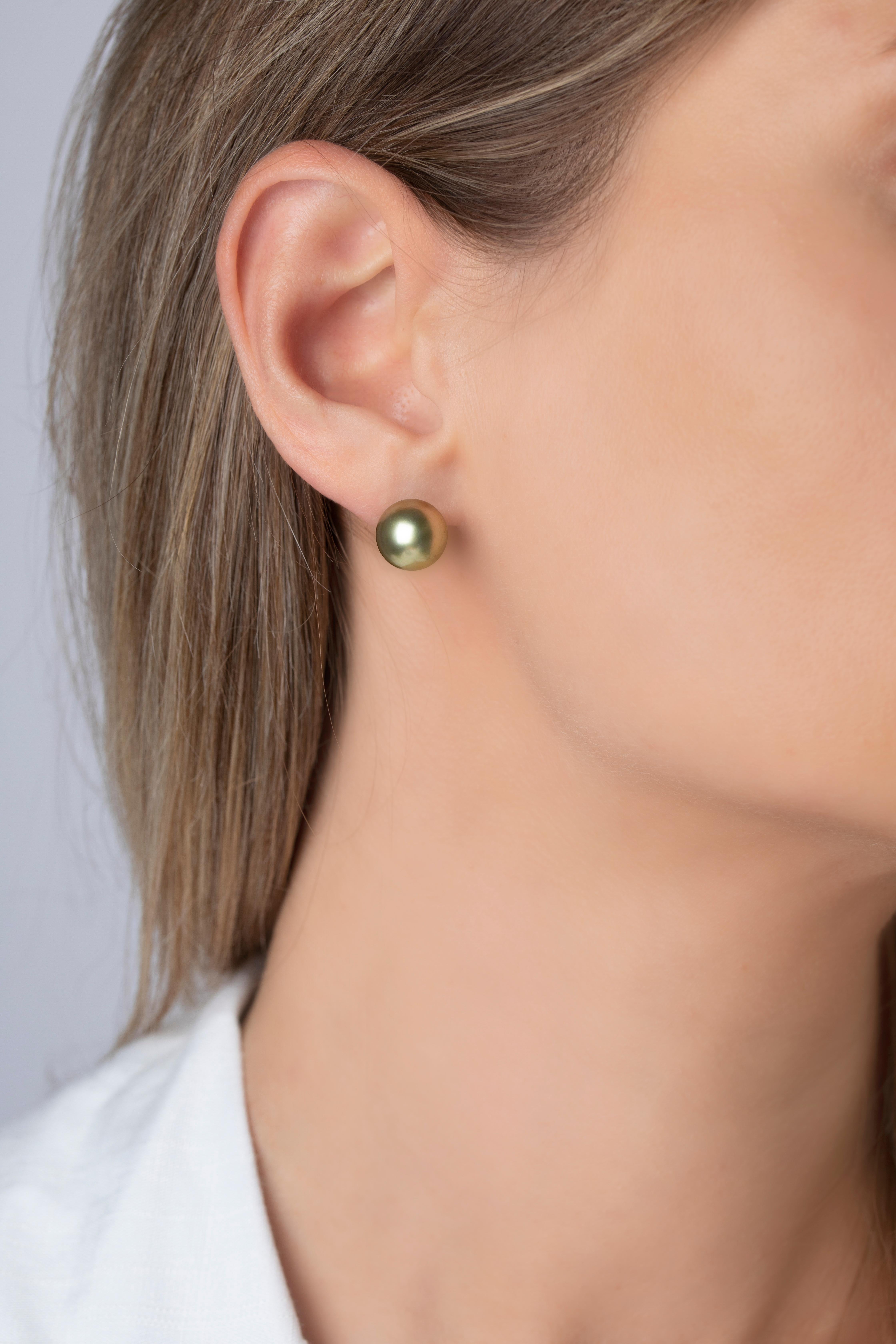 These unique pistachio-coloured Tahitian pearl stud from Yoko London offer an exceptional twist on a classic style. The simple 18 Karat White Gold setting allows the extraordinary colour of the pearl to speak for itself. To achieve the spectacular