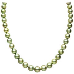 Yoko London Pistazienfarbene klassische Tahitiperlen-Halskette aus 18 Karat Gold