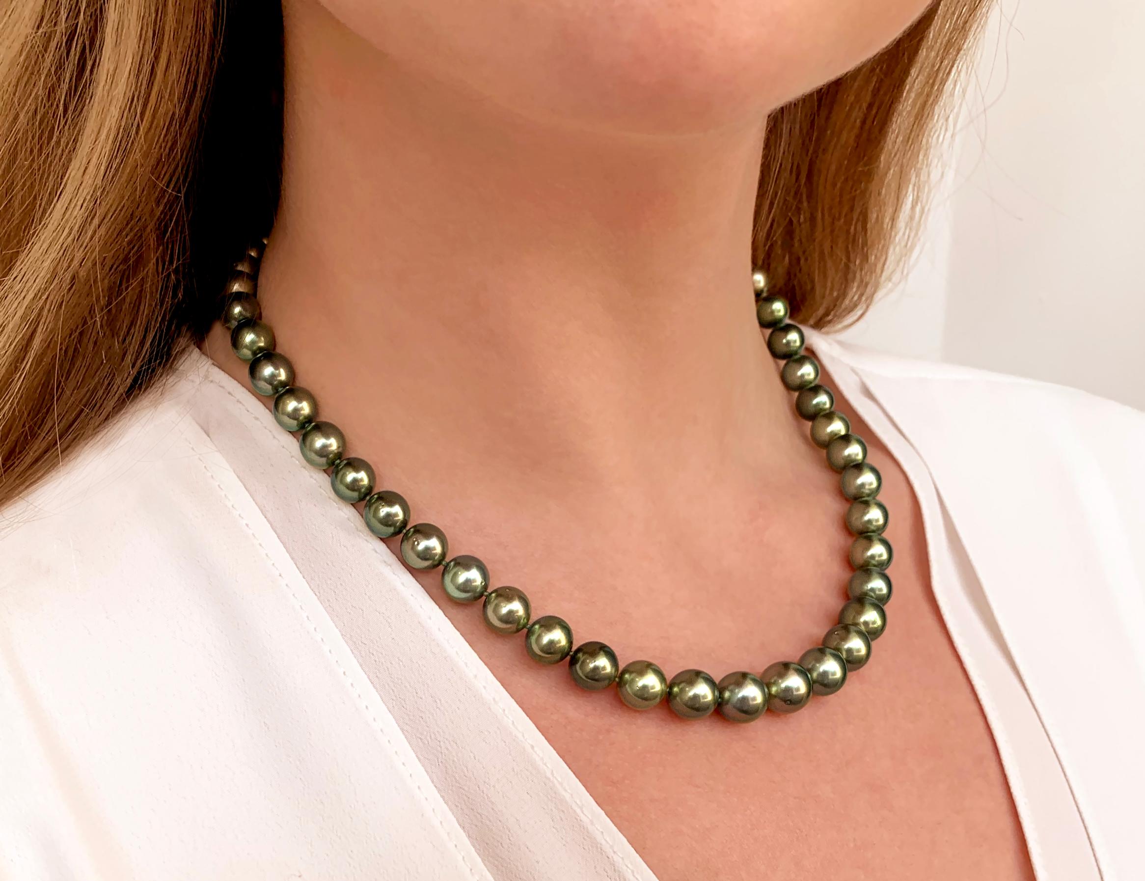 This spectacular necklace from Yoko London features a row of lustrous Pistachio-Coloured Tahitian Pearls which softly graduate in size from 8 - 10.1mm allowing the necklace to sit elegantly upon its wearer’s neck. Completed with an 18 Karat White