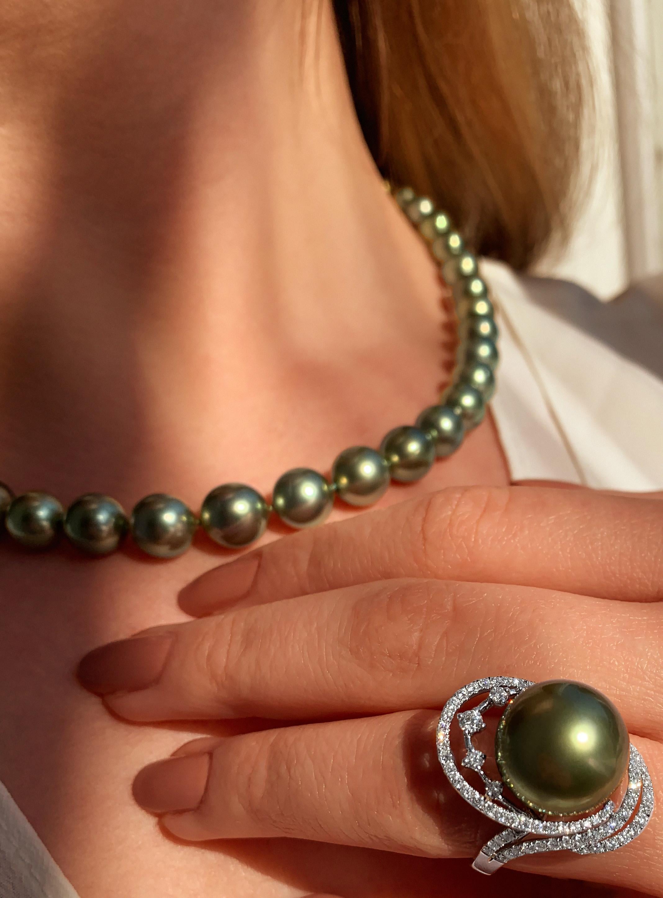 Contemporary Yoko London Pistachio-Colored Tahitian Pearl Classic Necklace in 18 Karat Gold