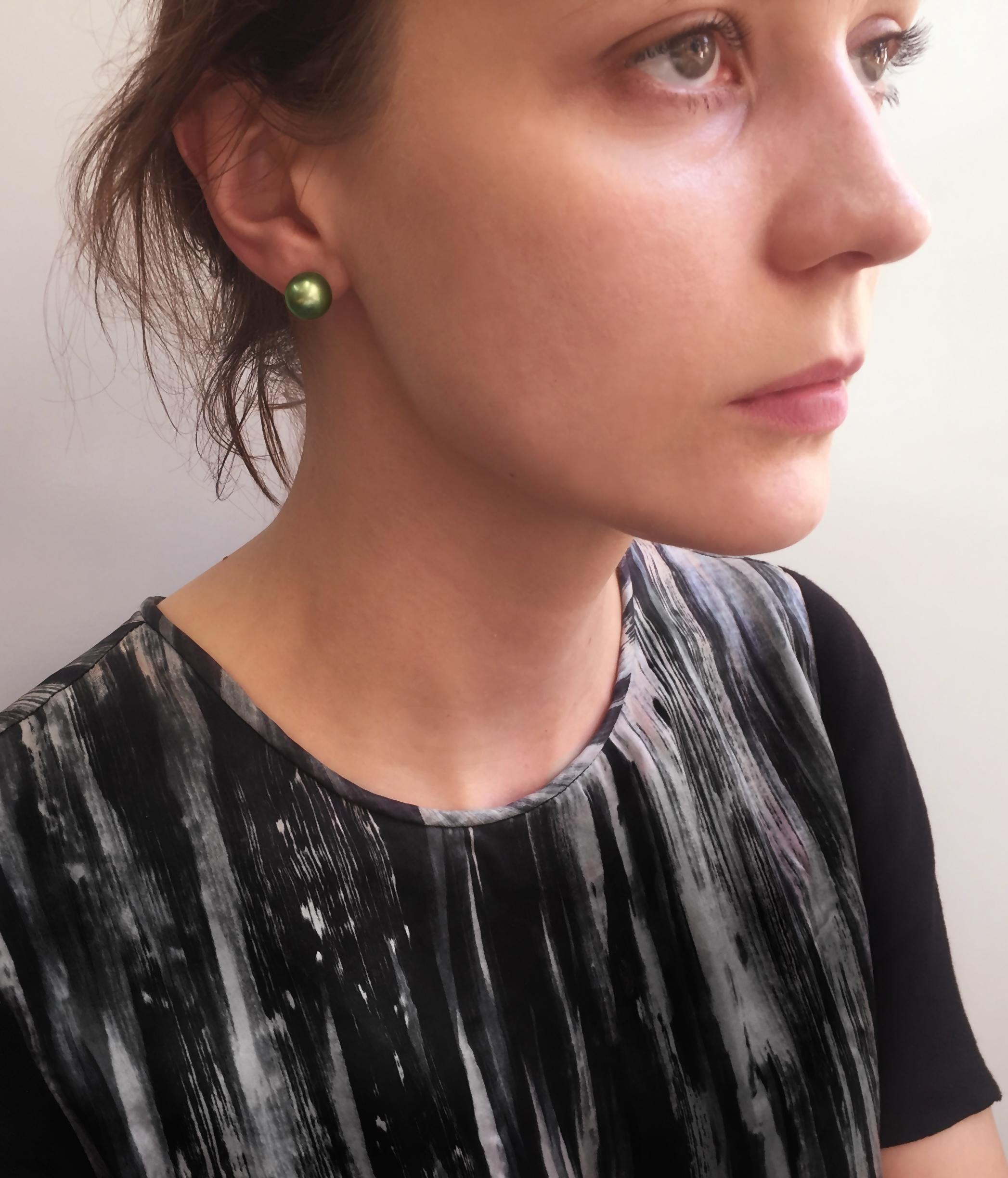 Modern Yoko London Pistachio-Coloured Tahitian Pearl Earring, in 18 Karat White Gold For Sale