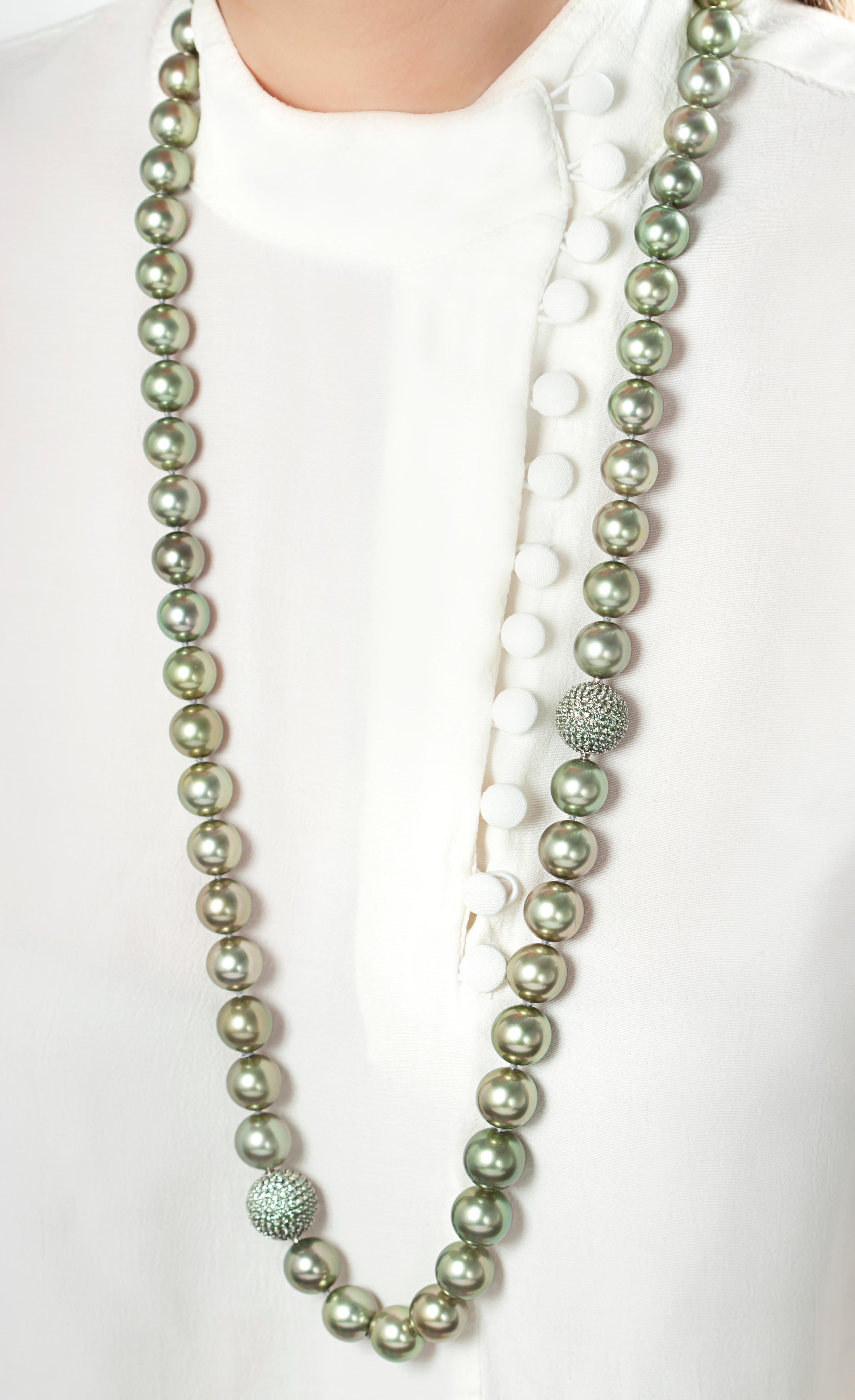 Contemporary Yoko London Pistachio-Colored Tahitian Pearl and Sapphire Necklace 18 Karat Gold For Sale