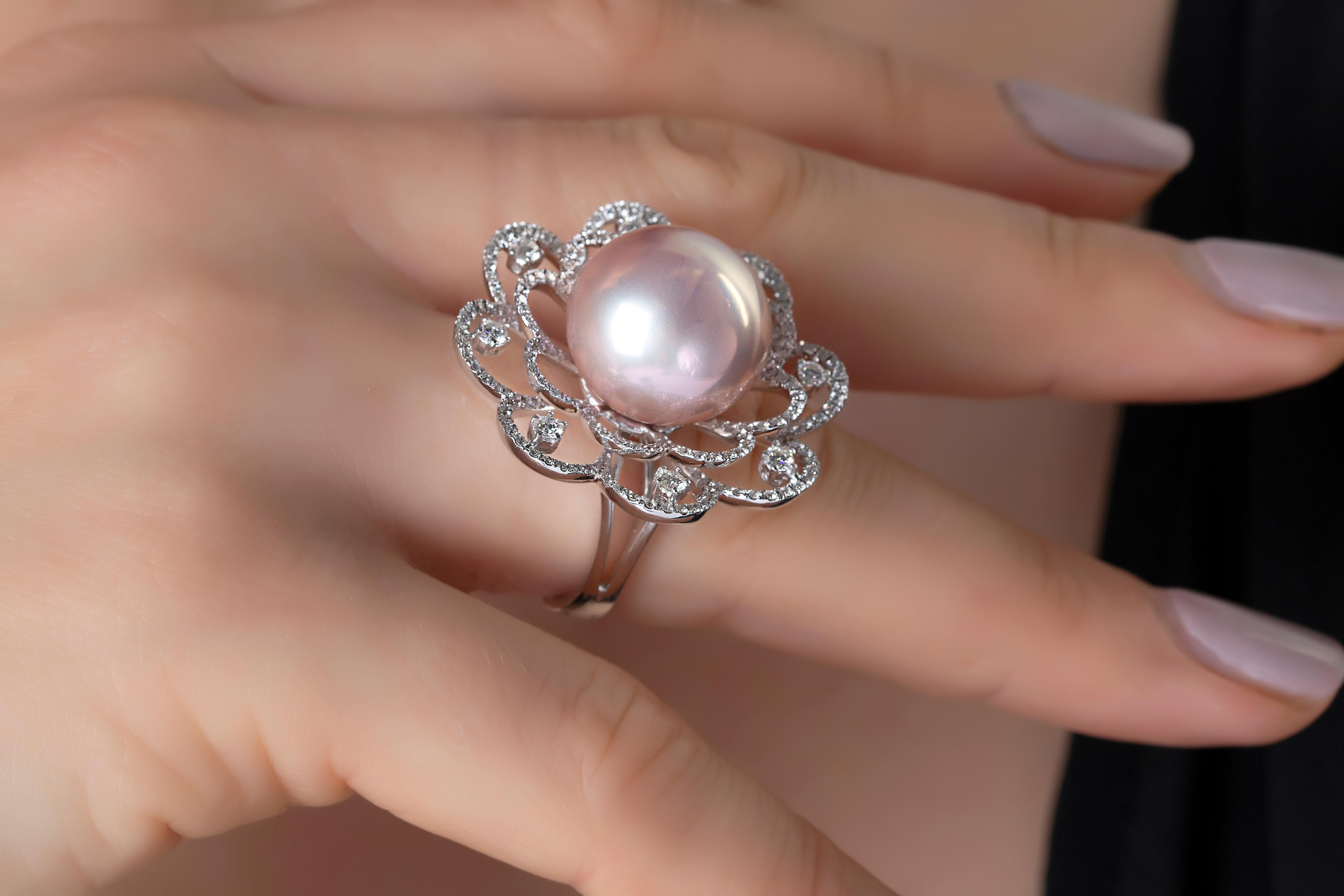 This mesmeric ring by Yoko London features one of their exceptional, natural colour ‘Radiant Orchid’ Freshwater pearls at its centre. The incredibly rare pearl is perfectly accentuated by the diamond floral motif which surrounds it. Bold, yet