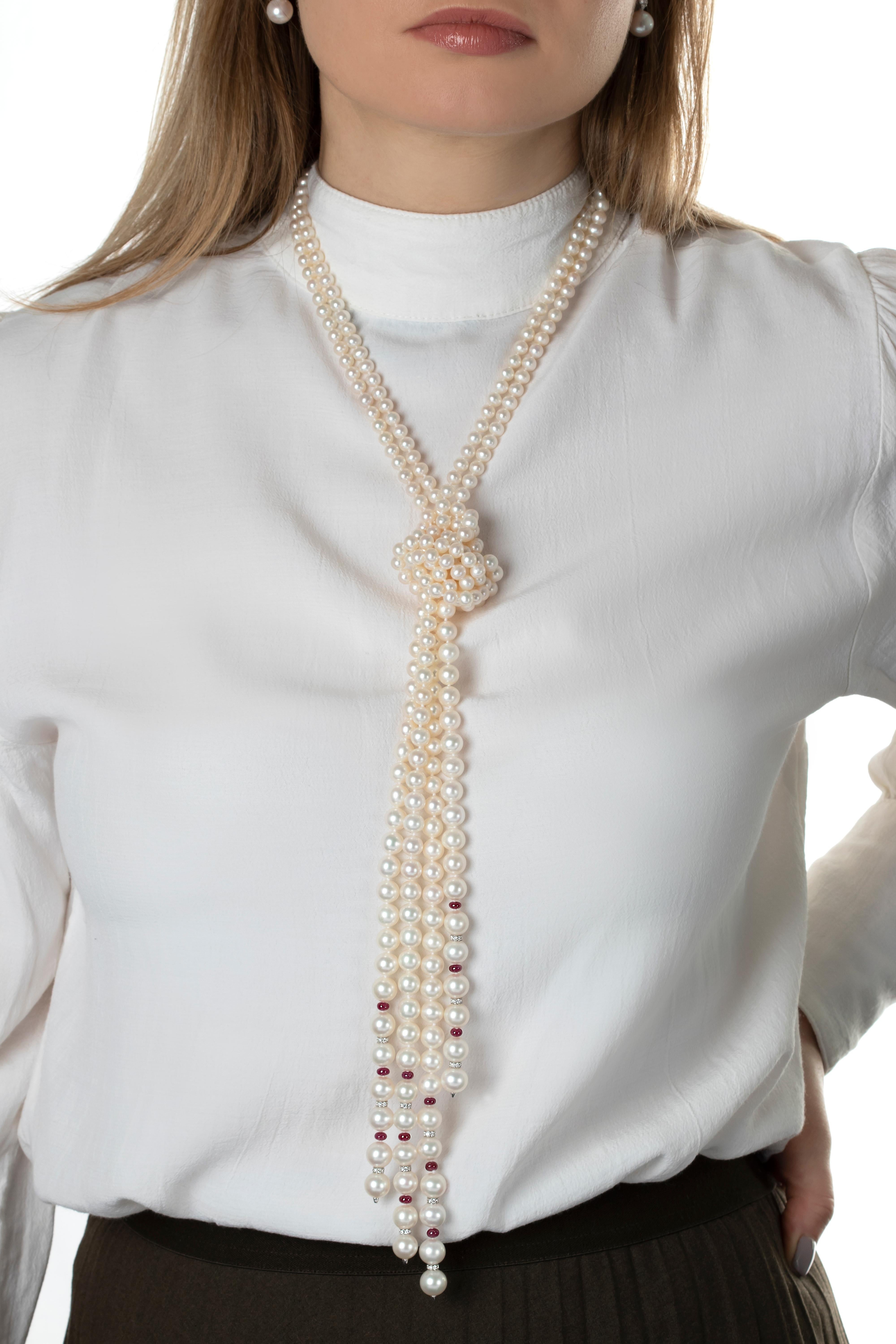 La combinaison intemporelle du rubis, du diamant et de la perle a été réimaginée par Yoko London dans ce collier unique. Il s'agit de deux longueurs distinctes de perles d'eau douce, entrecoupées de rondelles de diamant et de rubis aux extrémités.