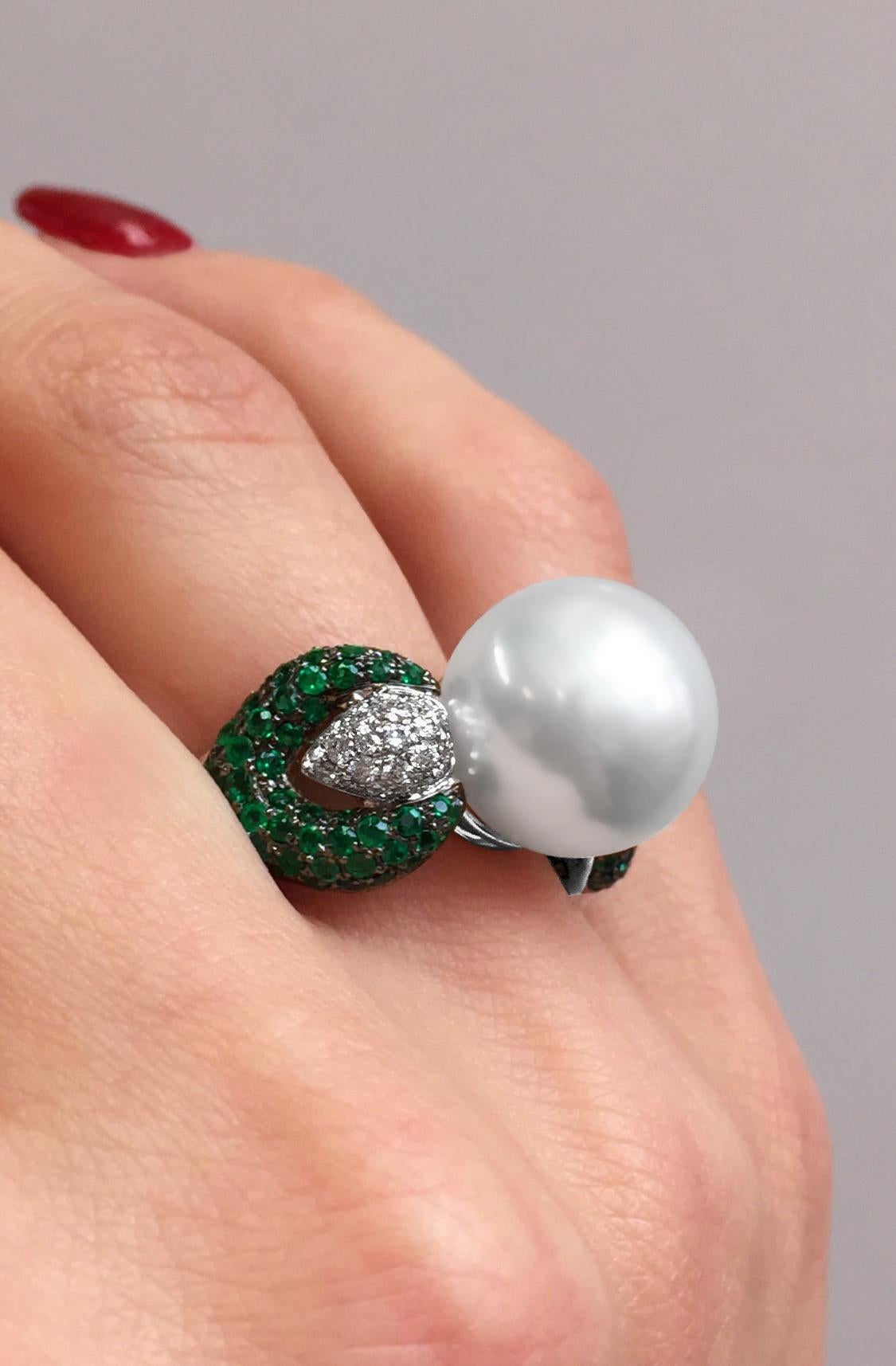 Modern Yoko London South Sea, Diamond and Emerald Ring in 18 Karat White Gold For Sale