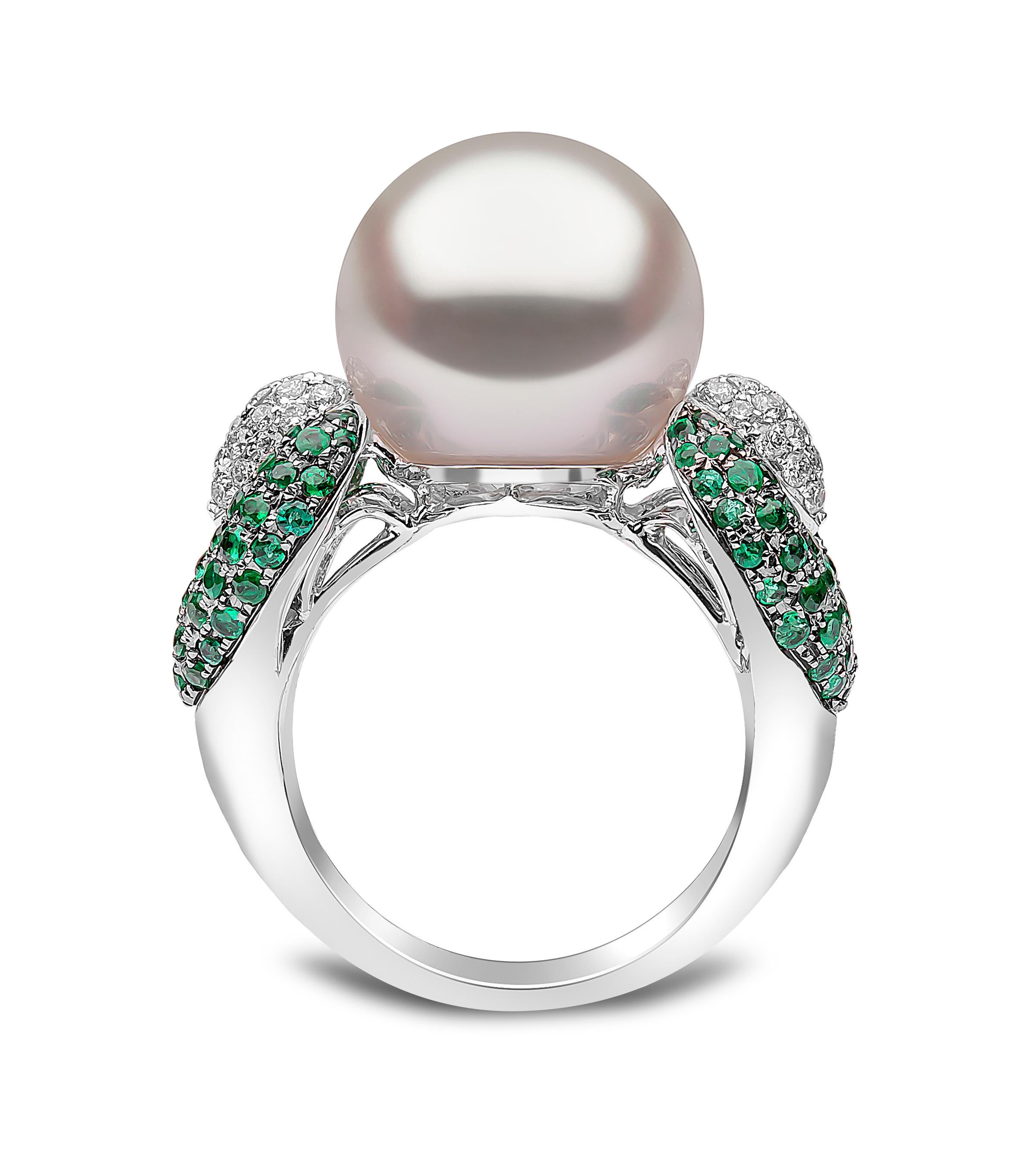 Il ricco colore degli smeraldi è abbinato a una perla australiana dei mari del sud e a diamanti in questo anello di Yoko London. Un design unico che ricorda in qualche modo le foglie è l'accessorio perfetto per l'autunno. Abbinalo ad abiti da giorno