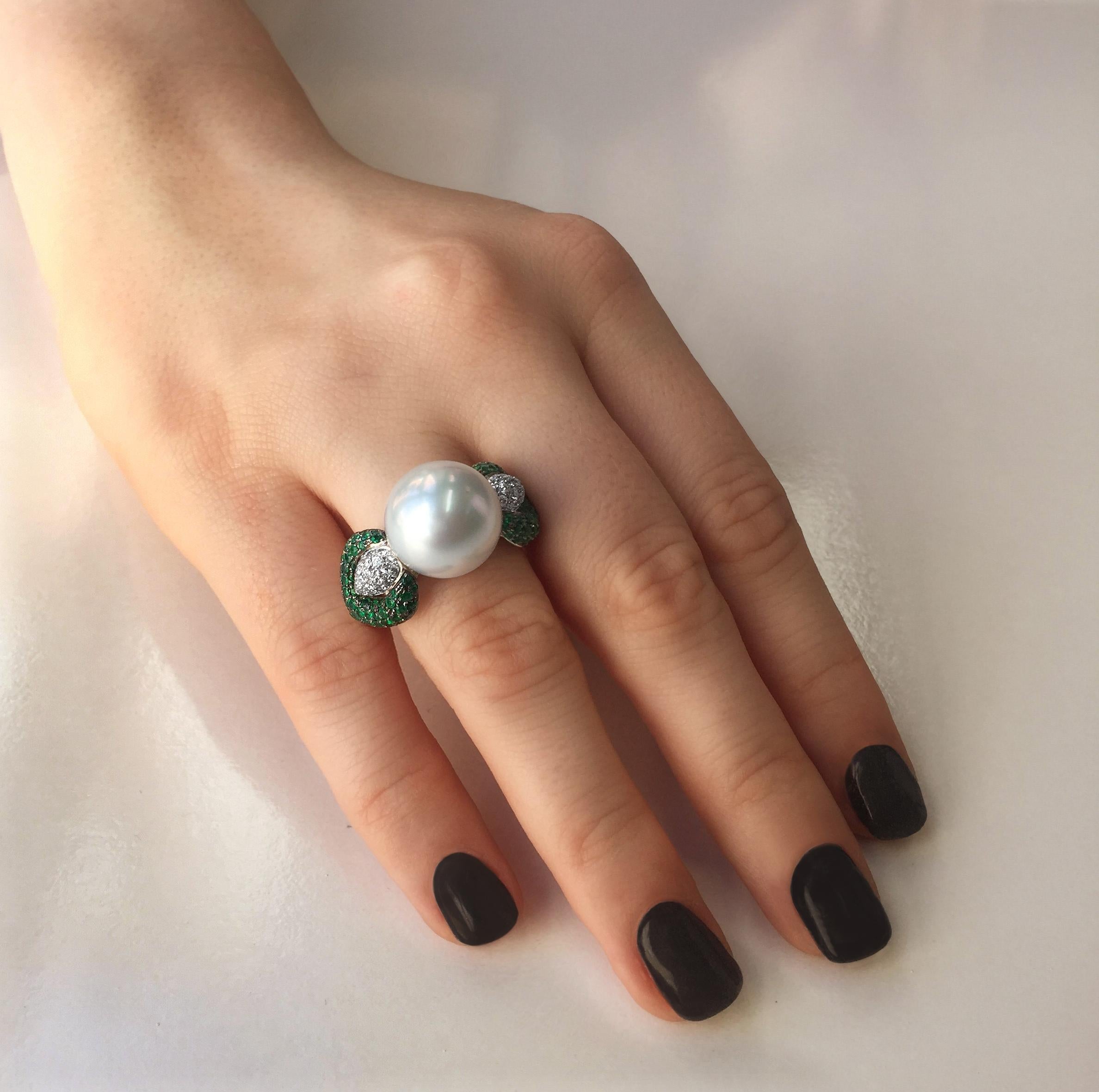 Taglio rotondo Anello Yoko London con mari del sud, diamanti e smeraldi in oro bianco 18 carati in vendita