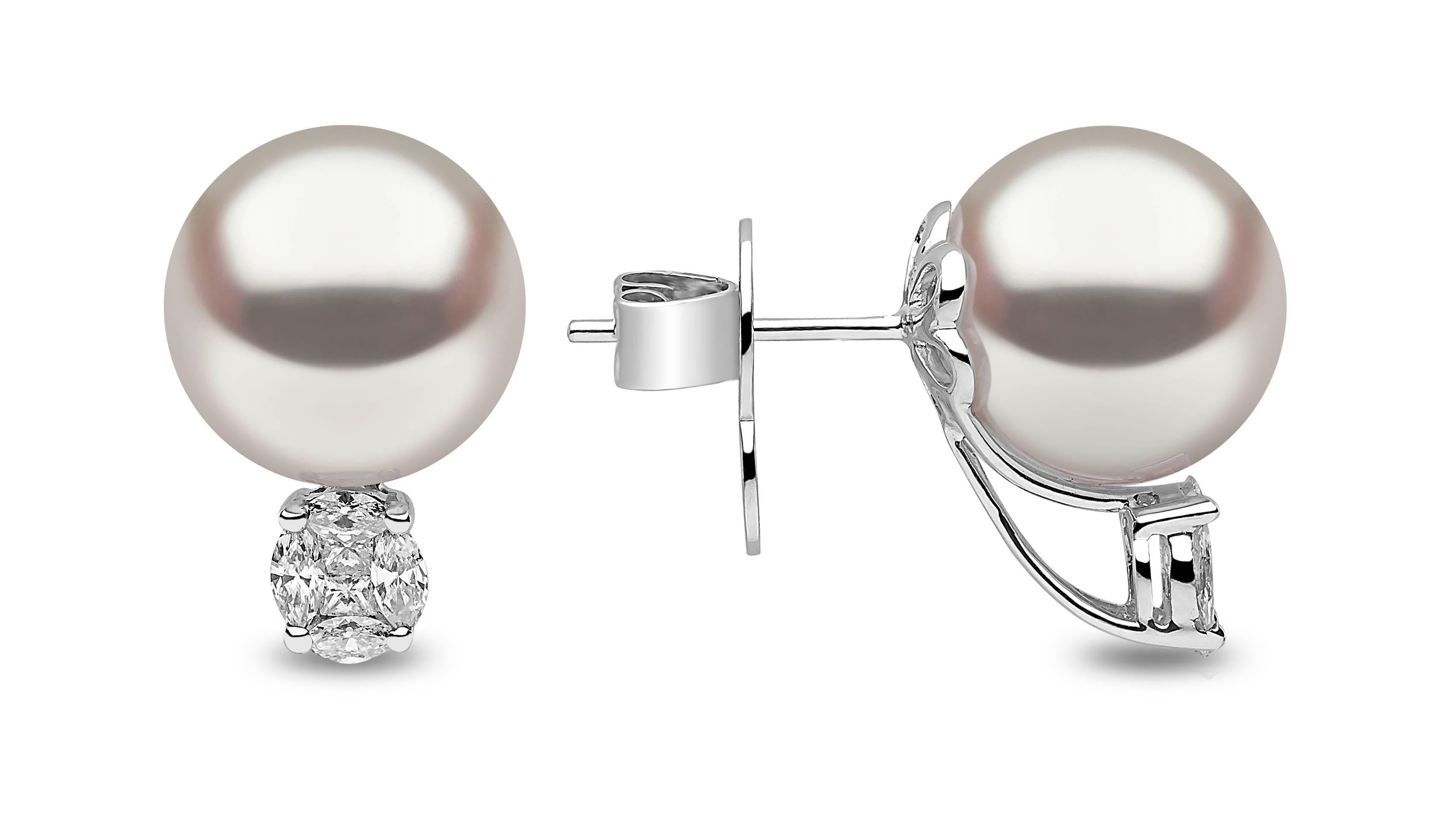 Das traditionelle Perlenschmuckstück wird auf den Kopf gestellt,  diese luxuriösen australischen Südseeperlen wurden über einem Cluster aus hübschen weißen Diamanten gefasst. 

Kombinieren Sie sie mit einem Anhänger aus Südseeperlen und Diamanten