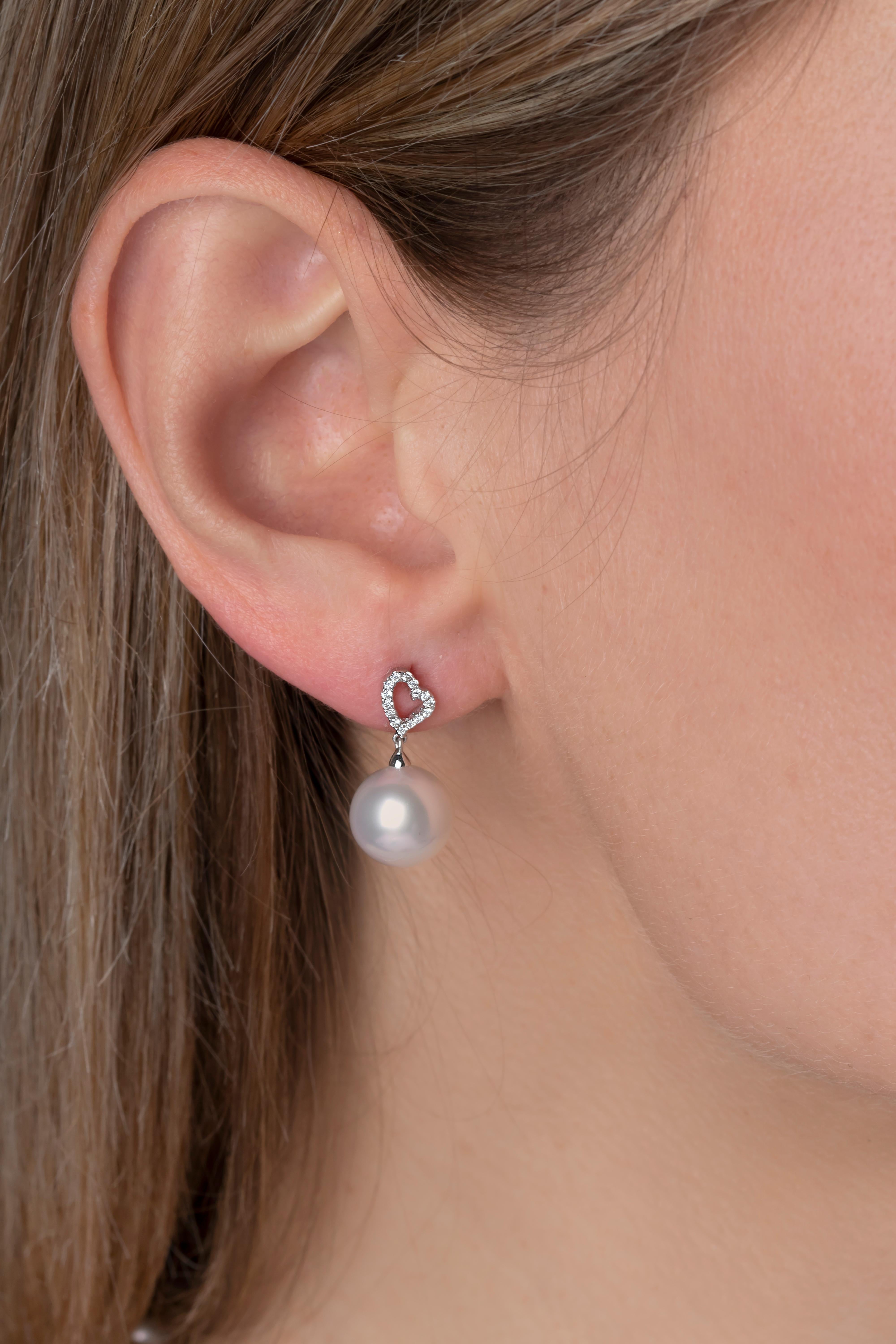 Diese filigranen Ohrringe von Yoko London zeigen glänzende Südseeperlen unter einem verspielten Diamantherzmotiv. Diese modernen und eleganten Ohrringe verleihen jedem Tragen einen Hauch von Raffinesse. Diese Ohrringe sind das perfekte Geschenk für