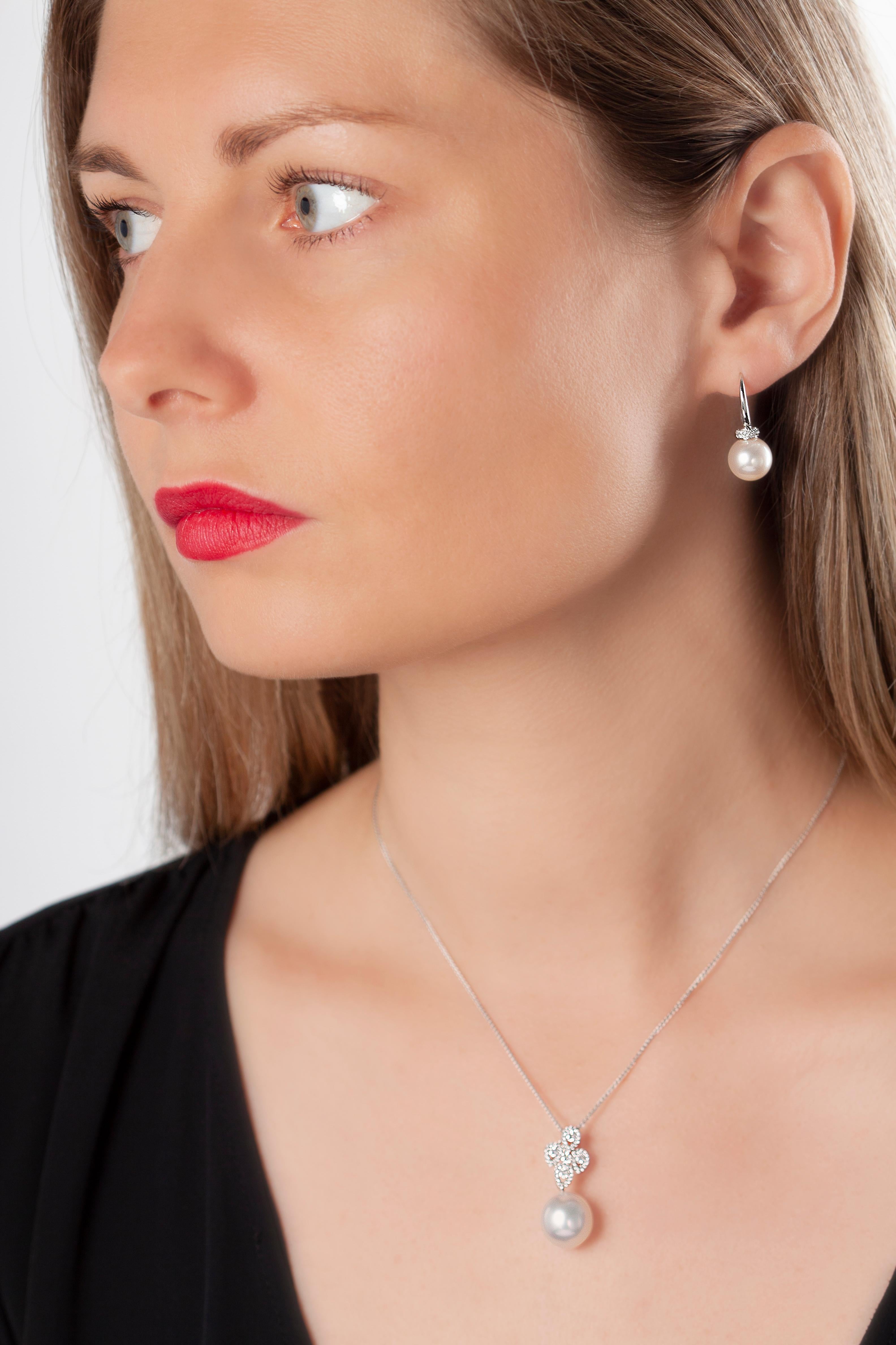 This sophisticated pendant by Yoko London features a lustrous South Sea pearl beneath a scintallating arrangement of diamonds. This enchanting pendant will add a touch of elegance to both daytime and evening looks.  
-	12-13mm South Sea Pearl 
-	5