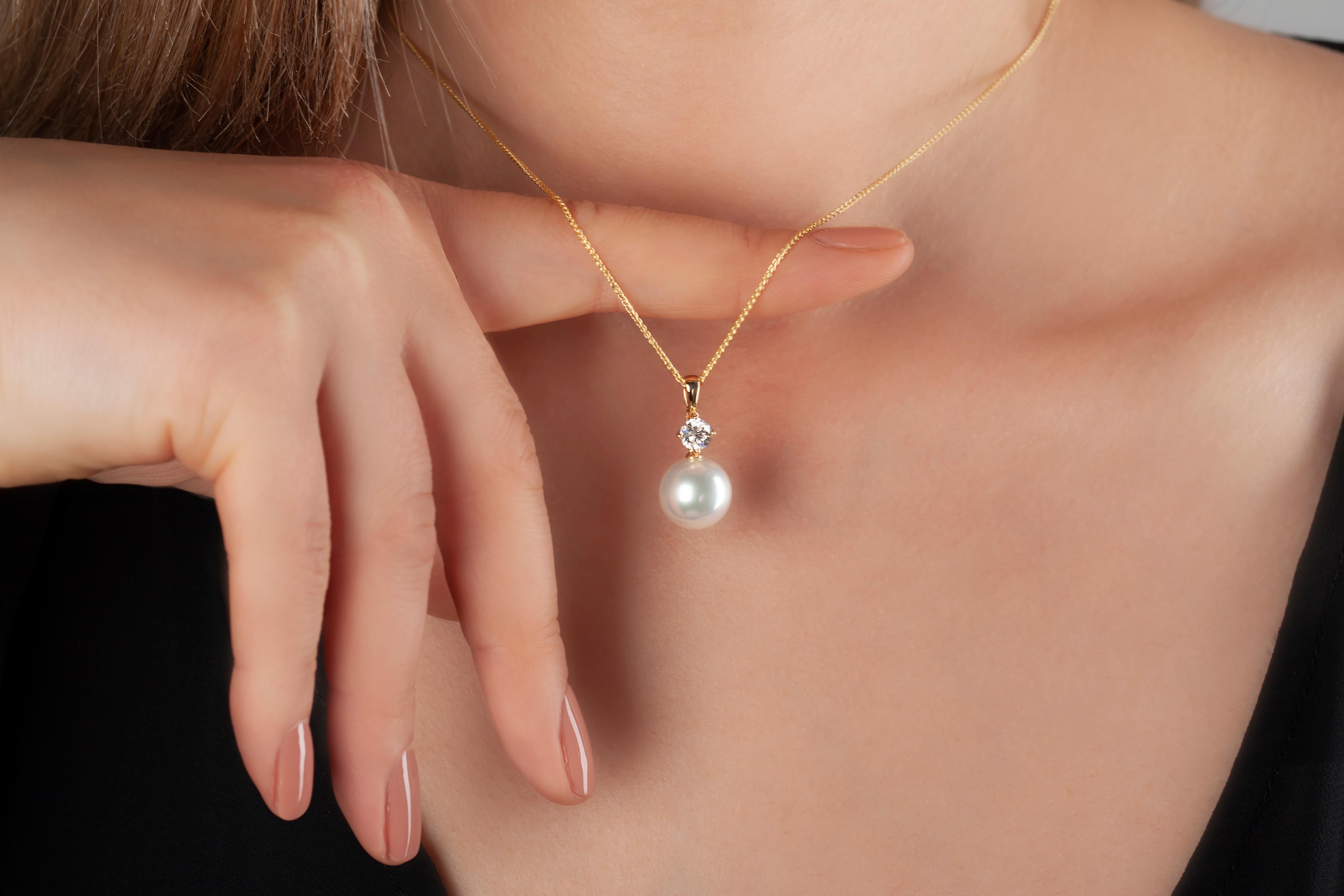 This classic pendant by Yoko London features a radiant South Sea pearl beneath a round solitaire diamond. Set in 18 Karat yellow gold to enhance both the sparkle of the diamond and the spectacular lustre of the pearl, this timeless pendant will add