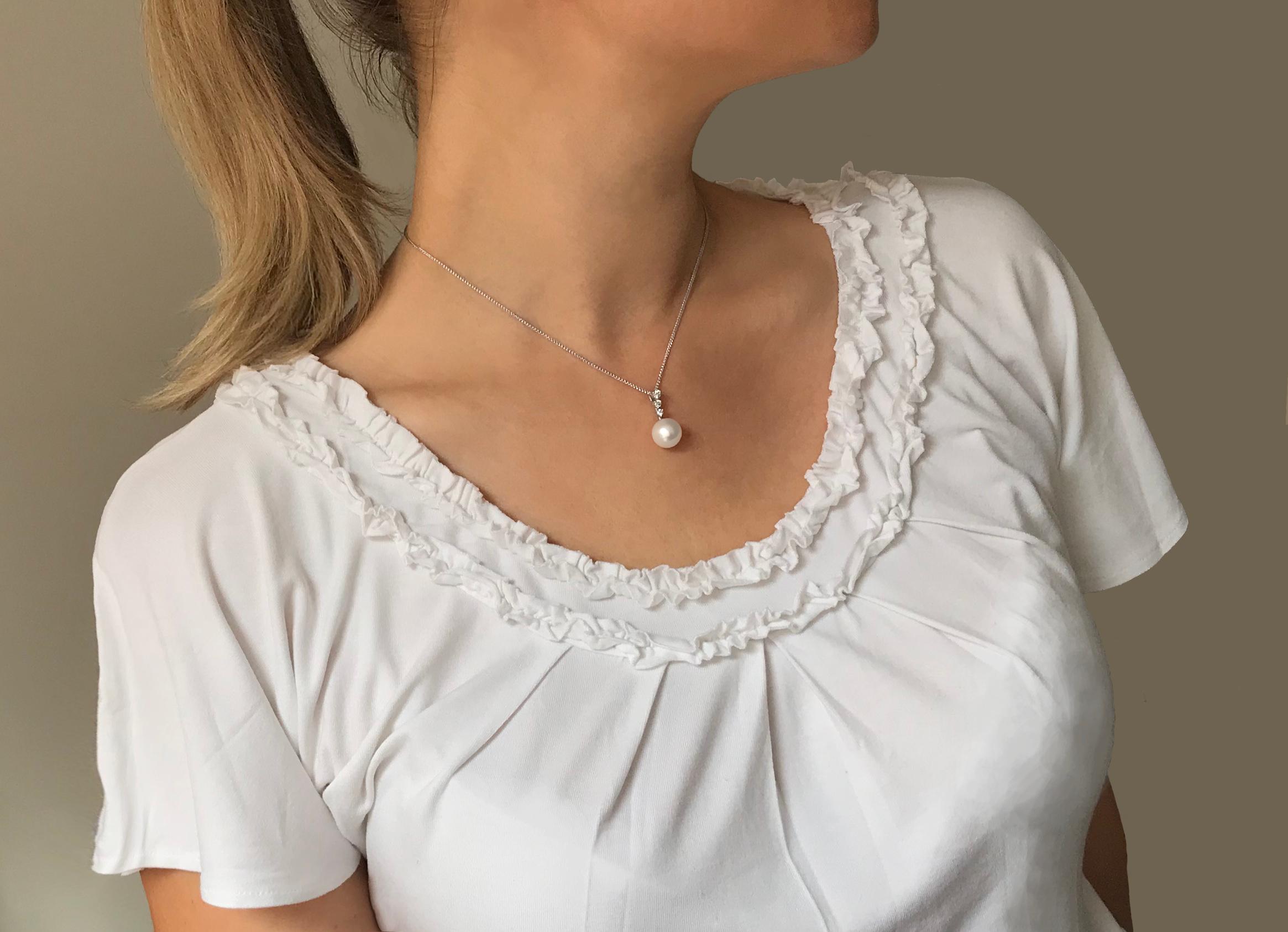This elegant Pendant by Yoko London features a stunning South Sea Pearl, accentuated perfectly by the Triology of White Diamonds it has been suspended from. 
The understated simplicity of the Design allows the high quality of the South Sea Pearls