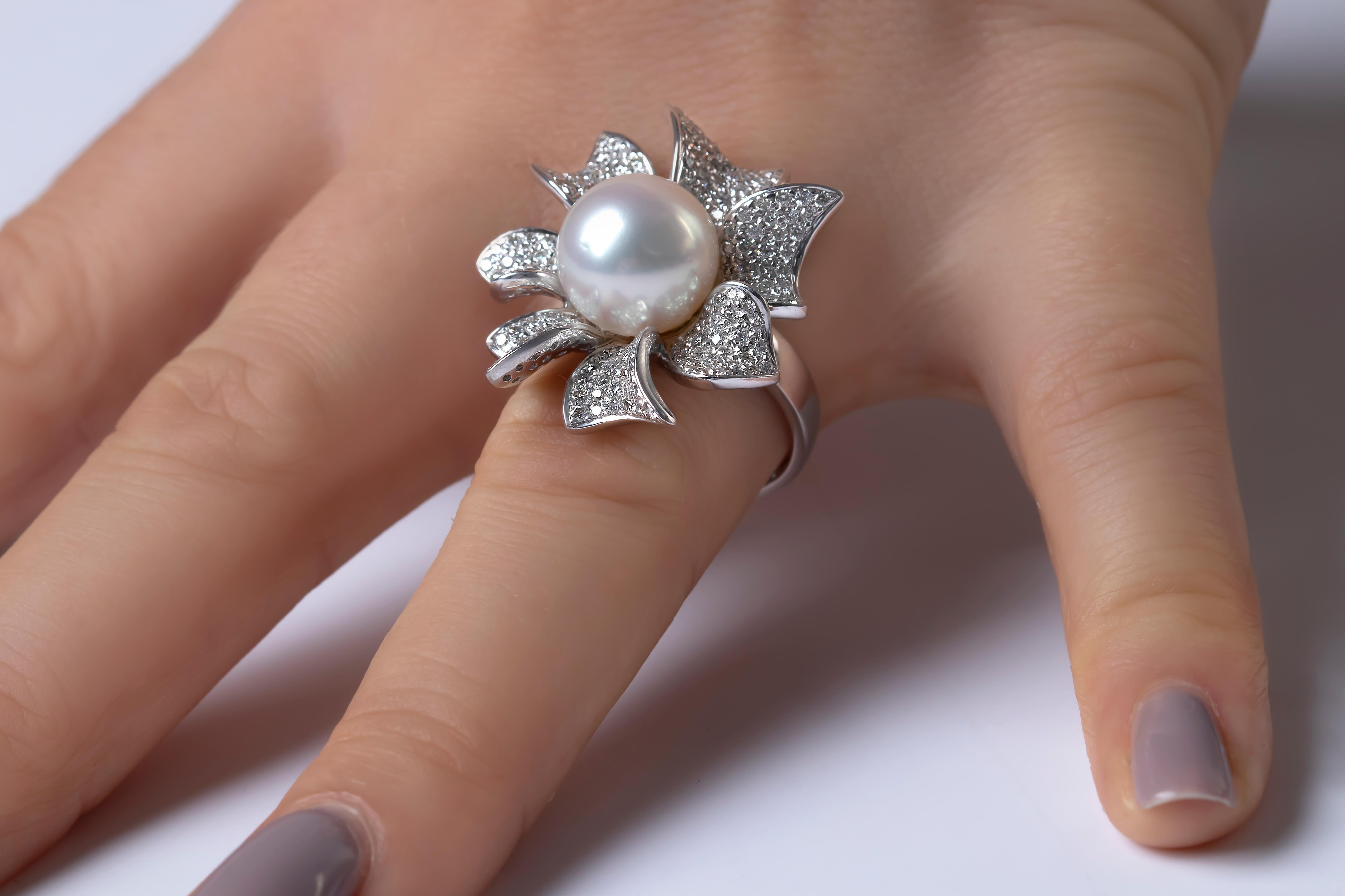 Dieser filigrane Ring von Yoko London zeigt eine hochwertige Südseeperle, die von funkelnden Diamantbändern umgeben ist. Einzigartig und auffallend, verleiht dieser außergewöhnliche Ring jedem Abendlook einen Hauch von High Glamour.  
-11-12mm