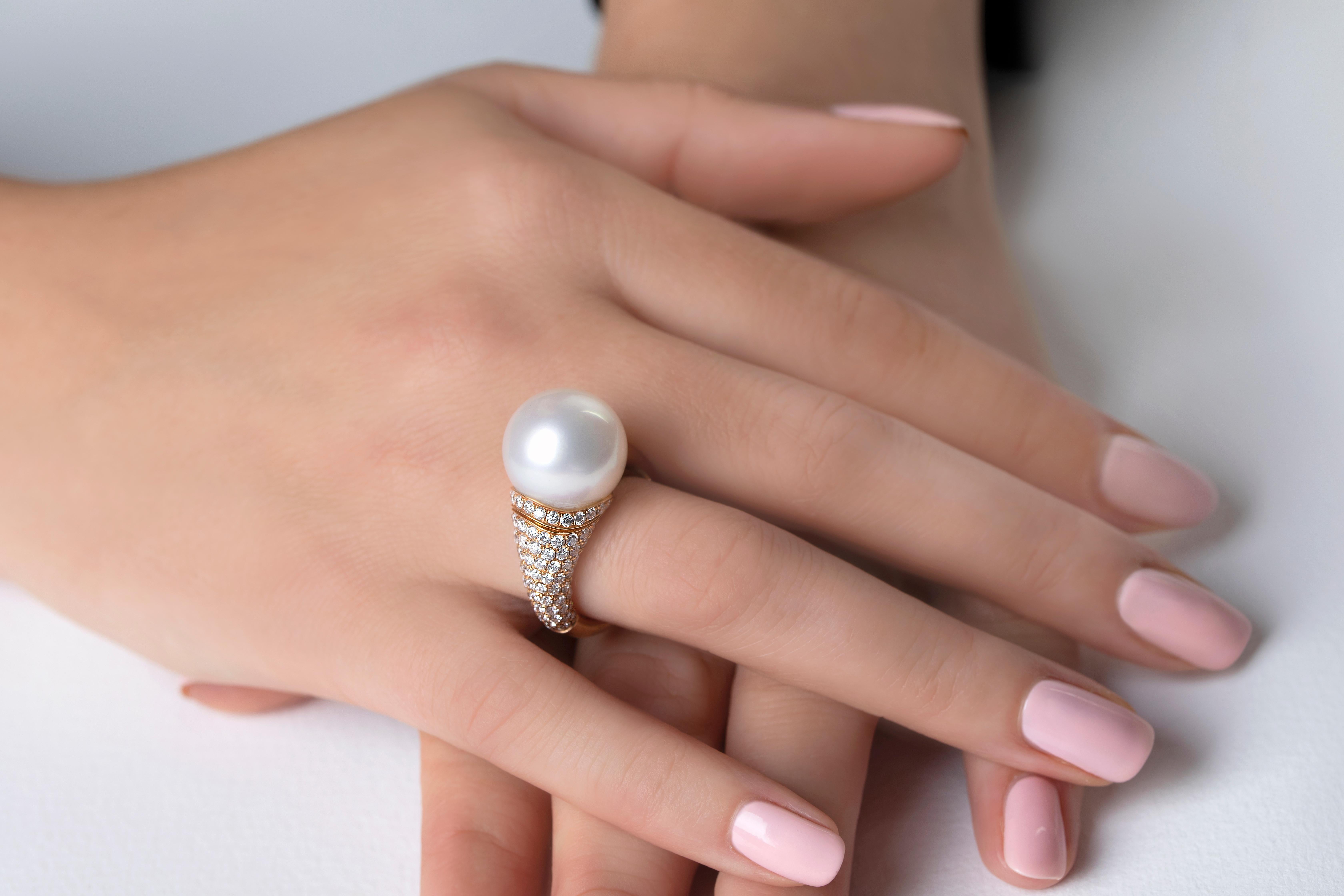 Questo anello unico di Yoko London presenta una spettacolare perla dei mari del sud di 15,1 mm, perfettamente compensata da una scintillante composizione di diamanti. Questo anello di grande effetto aggiungerà un tocco di eleganza contemporanea a