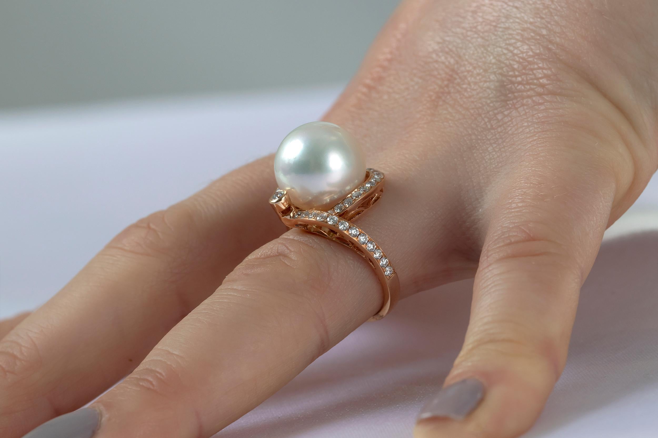 Taille ronde Yoko London Bague en or rose 18 carats avec perles des mers du Sud et diamants en vente