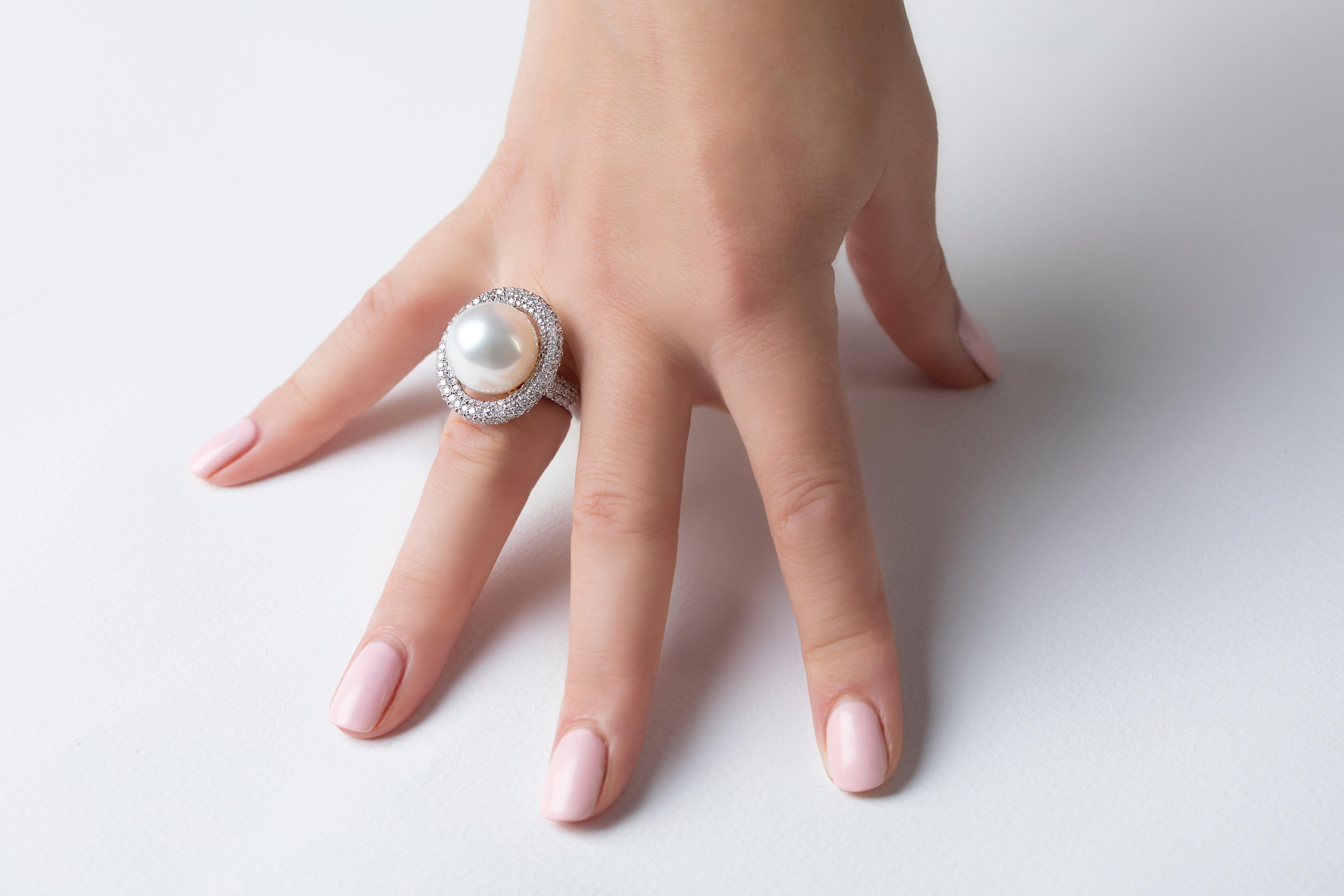 La colección Mayfair de Yoko London incluye piezas espectaculares, tan exclusivas como el barrio que da nombre a la colección. Este anillo de cóctel de Yoko London presenta una exquisita perla del Mar del Sur, acentuada por un halo de diamantes