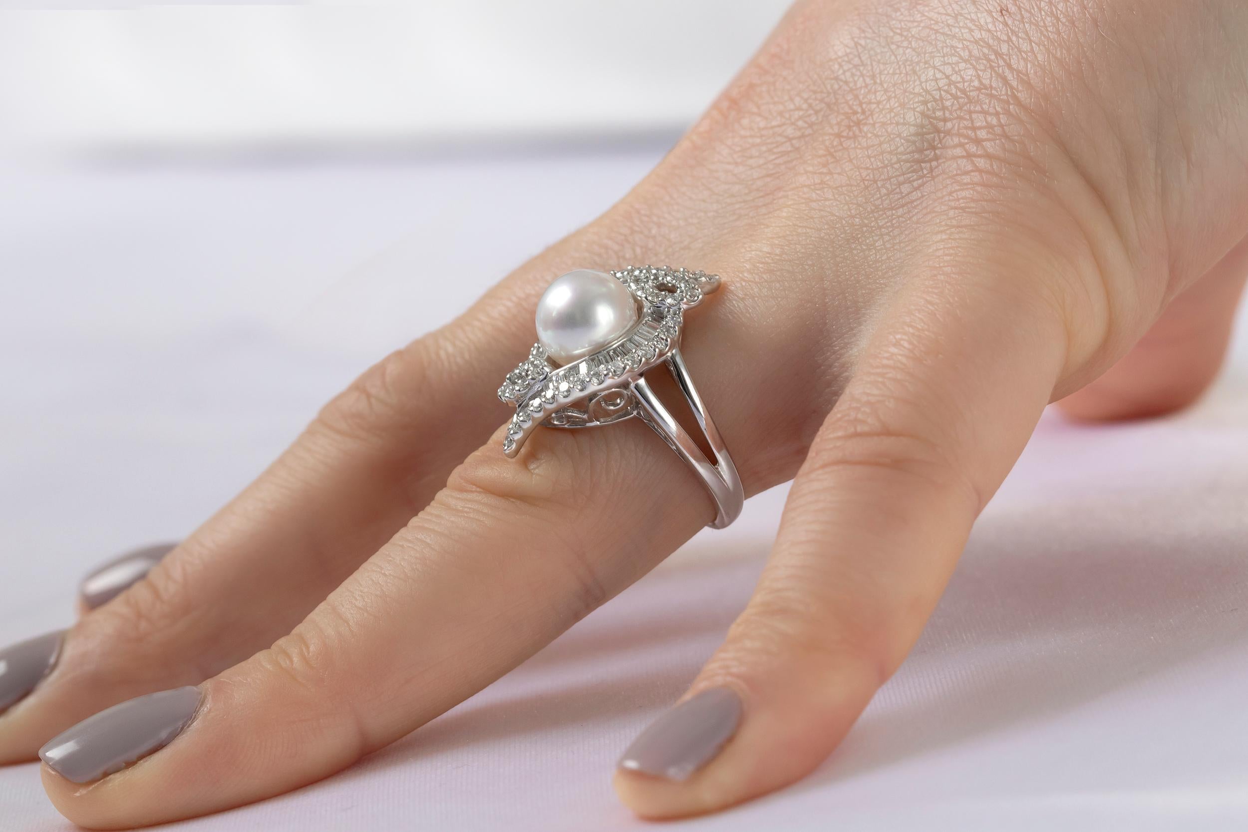 A stunning ring by Yoko London featuring a lustrous South Sea Pearl at the centre surrounded by a bold pattern mixed-cut diamonds which enables the light to sparkle in a unique way. Set in luxurious 18K white gold, this enticing ring is sure to set