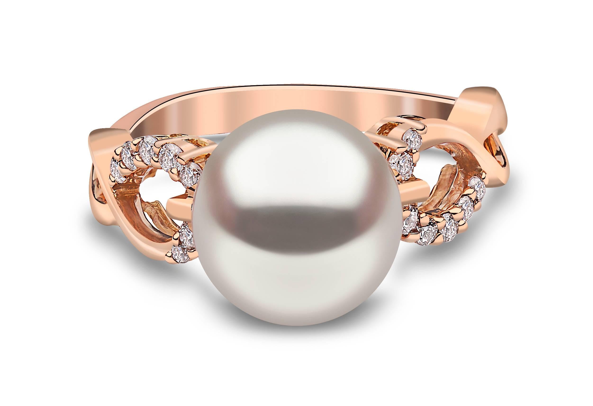 Bei diesem eleganten Ring von Yoko London steht eine schimmernde australische Südseeperle im Vordergrund und unterstreicht die außergewöhnliche Qualität des Materials. Die Perle ist in ein hübsches Muster aus verschlungenem 18 Karat Roségold